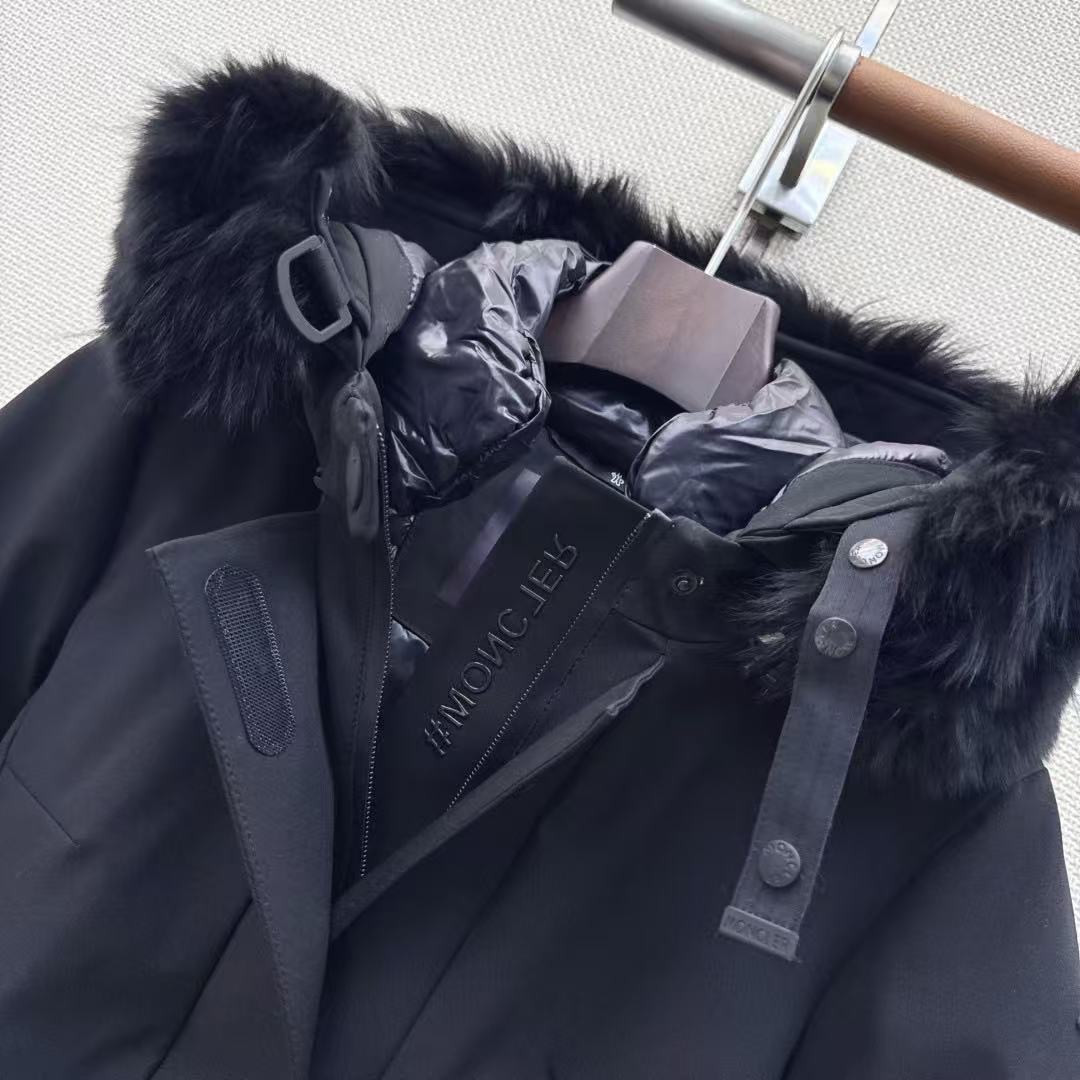 <p>MONCLER 经典Celac短款收腰羽绒滑雪服(藏青)</p>