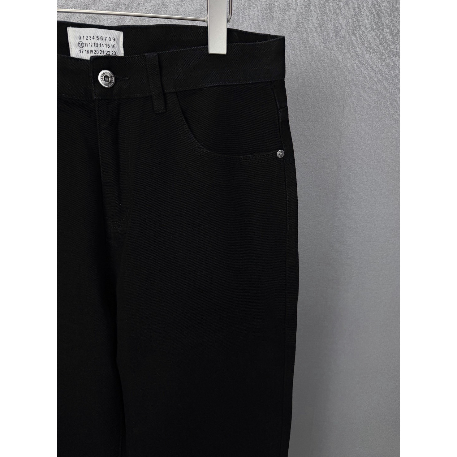 <p>Maison Margiela 口袋刺绣🪡数字🔢情侣款水洗宽松牛仔裤(黑)</p>