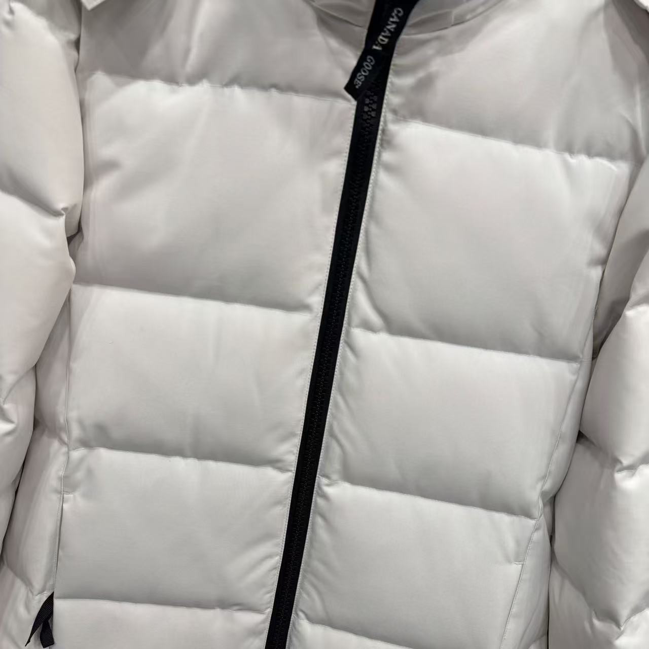 <p>Canada Goose Chelse*派克大衣羽绒服(白色紅標)</p>