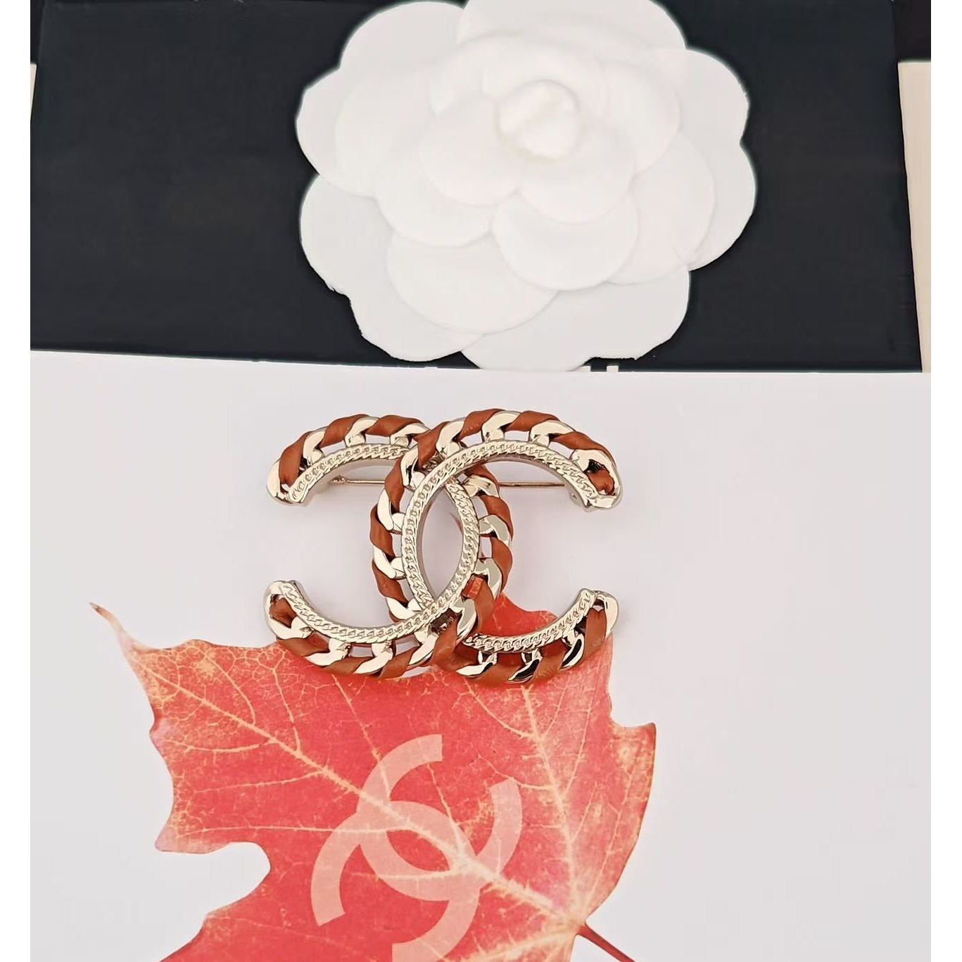 <p>CHANEL&nbsp;CHANEL&nbsp;镂空黑皮cc胸针</p>