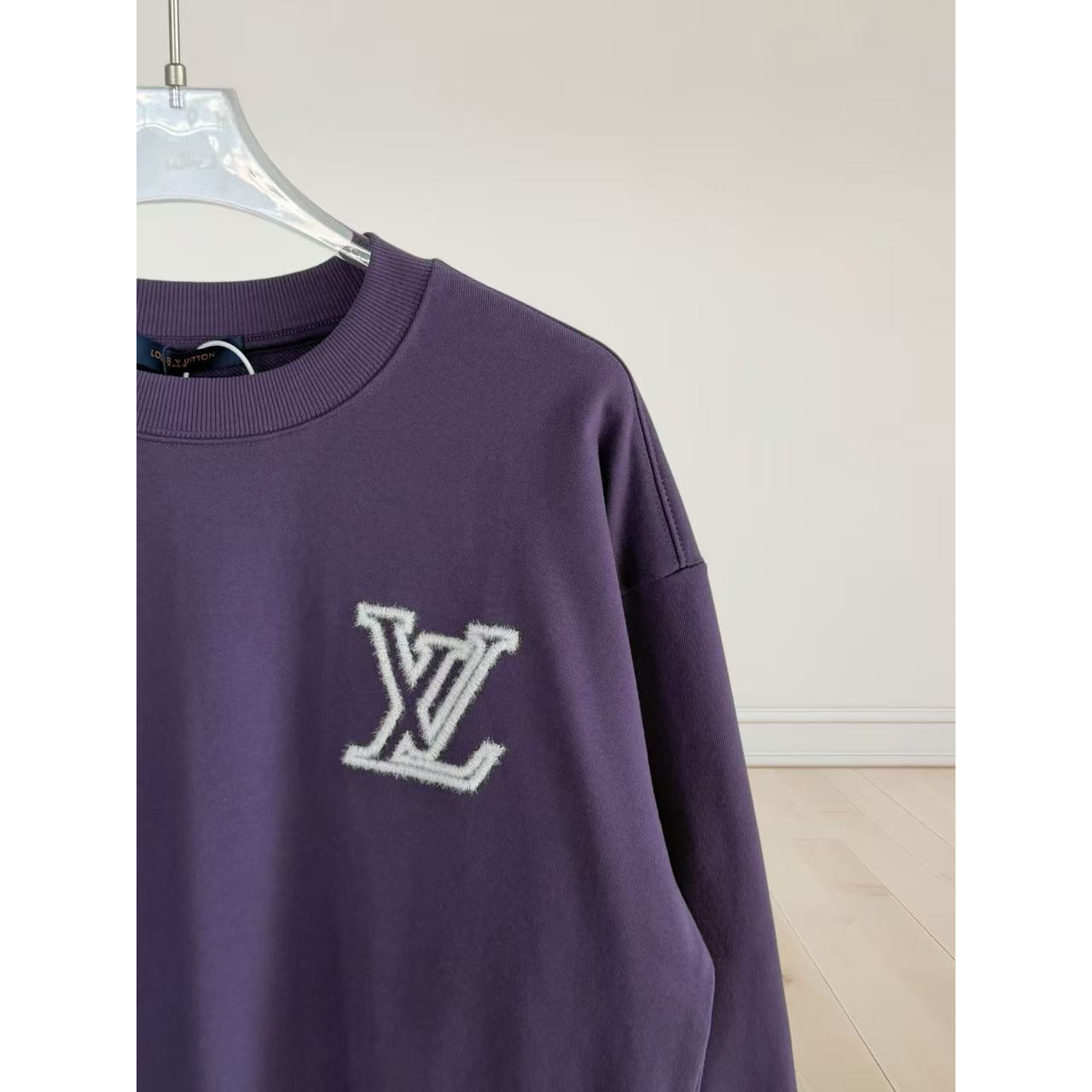 <p>LV&nbsp;刺绣圆领卫衣(紫)</p>