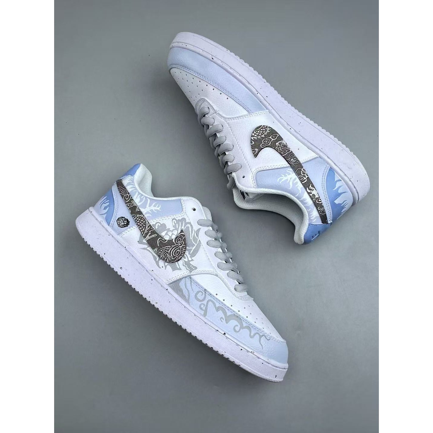 <p>NIKE COURTVISION 手绘泼墨涂鸦定制板鞋(白藍)</p>