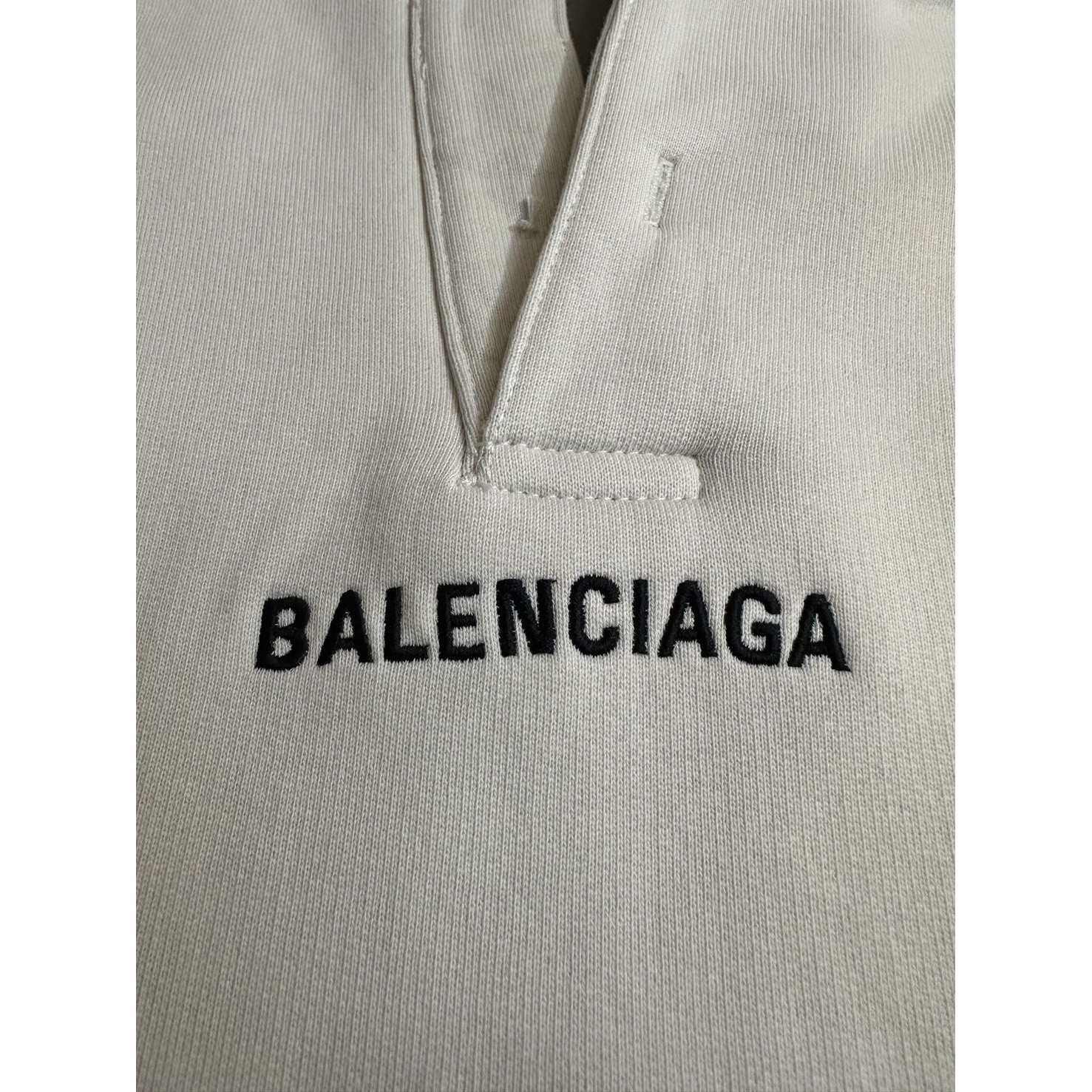 <p>Balenciaga 开领刺绣logo连帽卫衣(灰)</p>