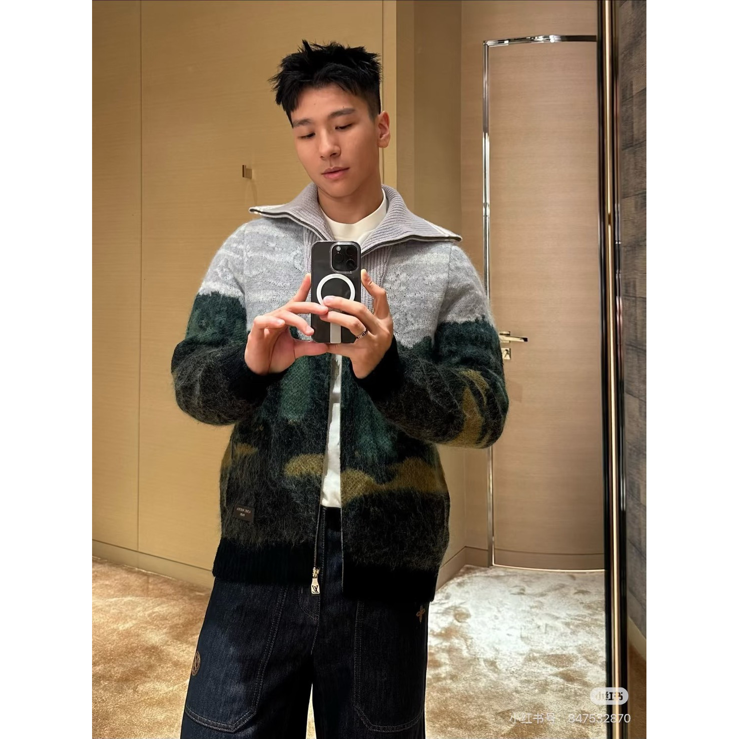 <p>LV 樽领风景印花拉链侧袋长袖毛衣&nbsp;</p>