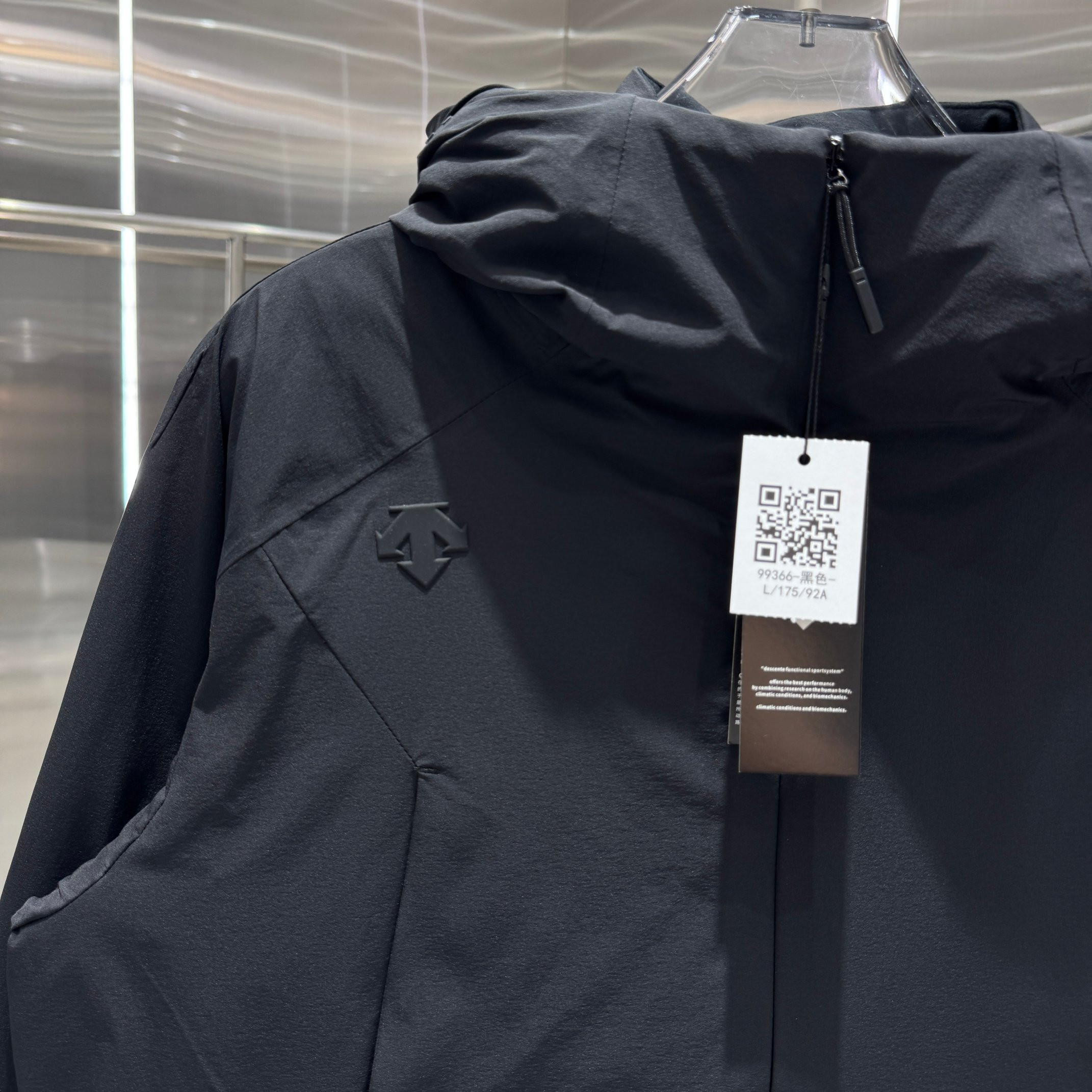 <p>DESCENTE 运动羽绒服(黑)</p>
