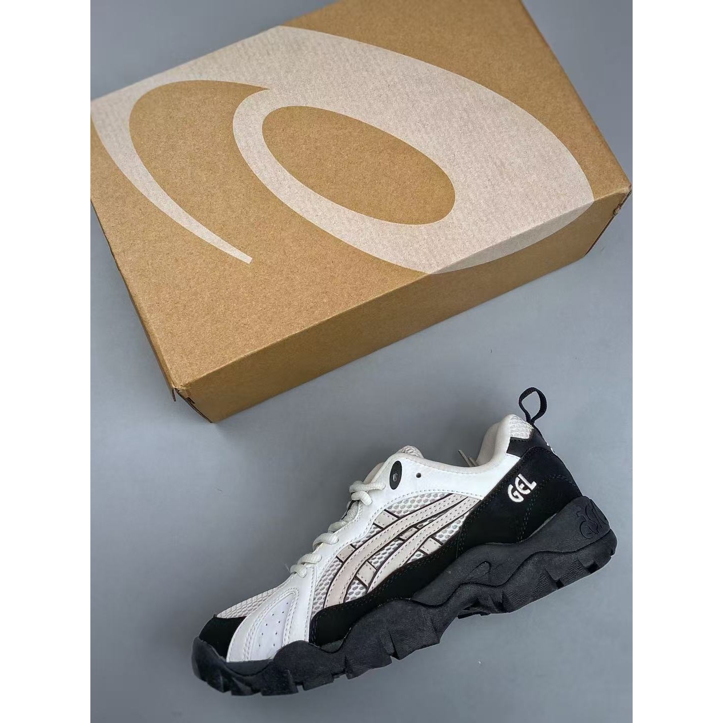 <p>ASICS 休闲透气专业跑鞋&nbsp;</p>