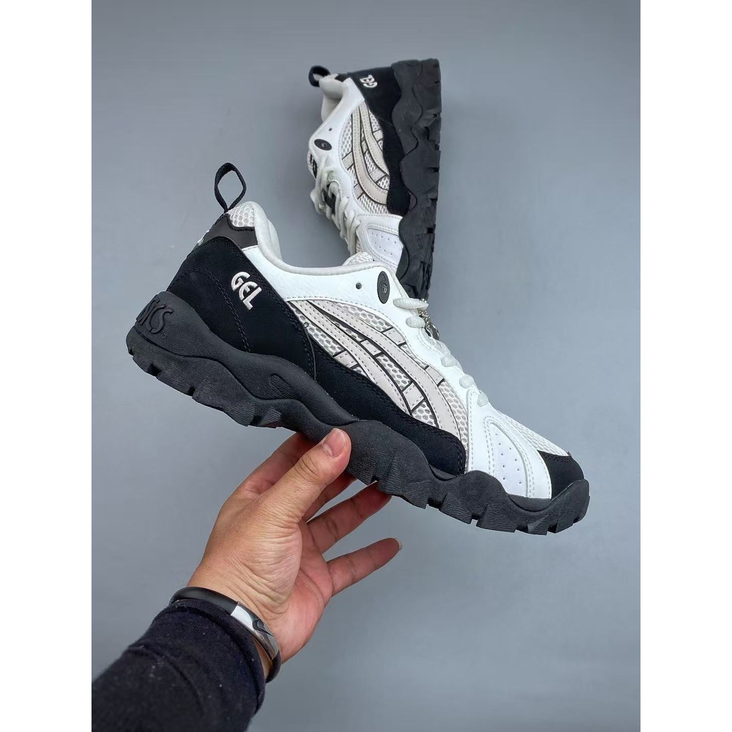 <p>ASICS 休闲透气专业跑鞋&nbsp;</p>