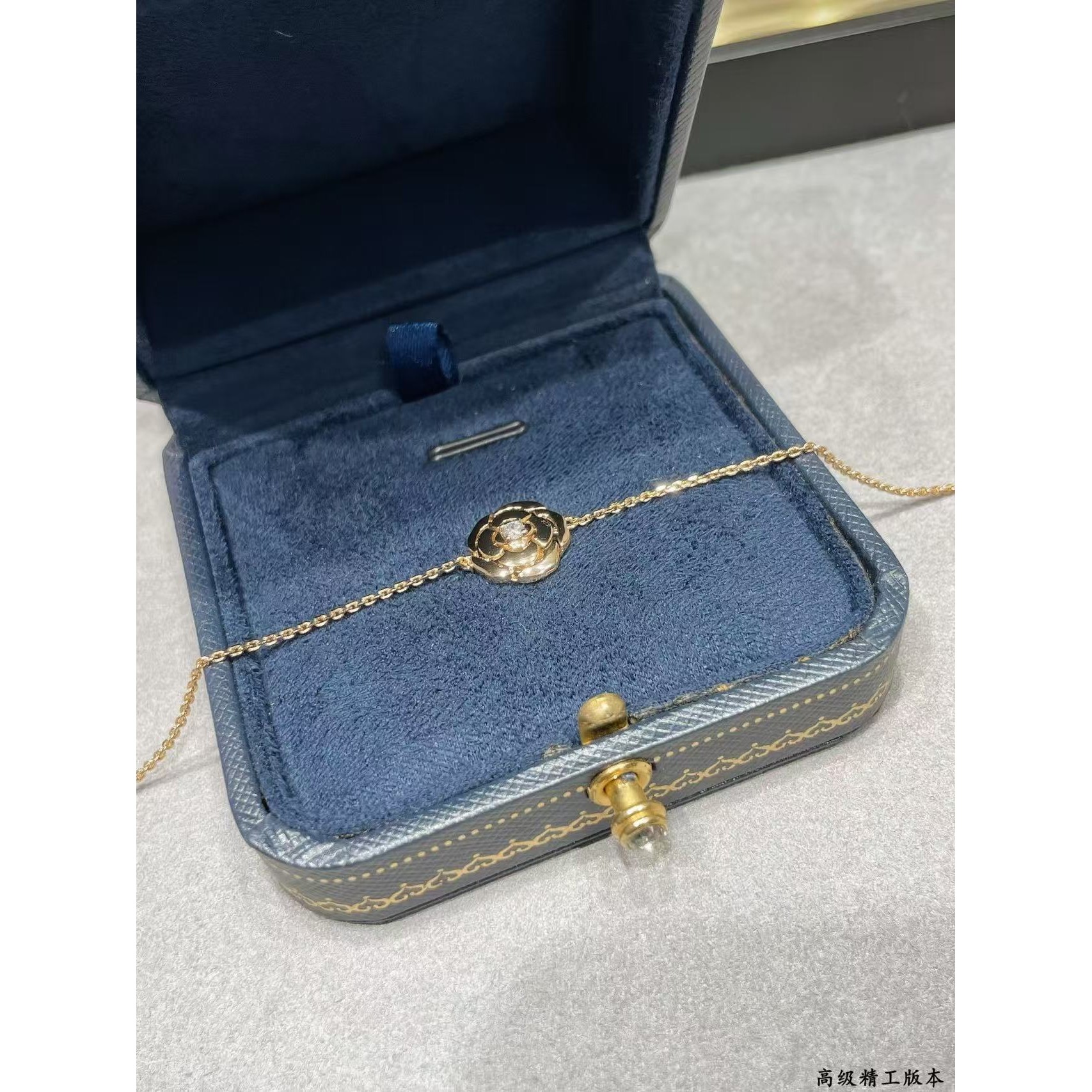 <p>CHANEL&nbsp;光金茶花手链</p>