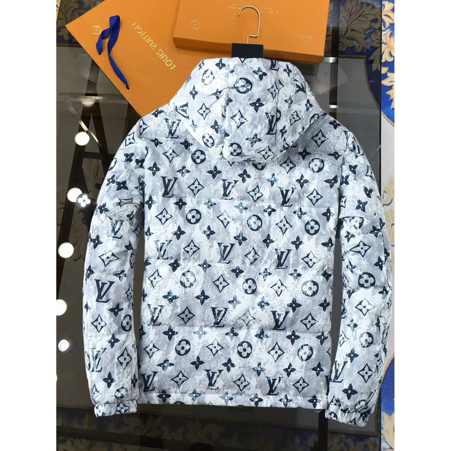 <p>LV 新款羽绒服(白)</p>