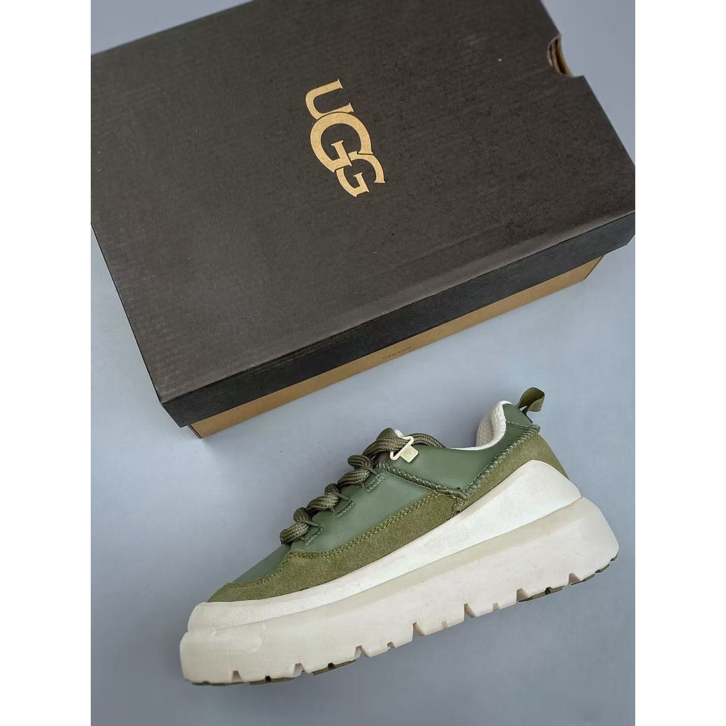 <p>UGG Heritage Utilty Sneaker&nbsp;中性雪地面包鞋</p>