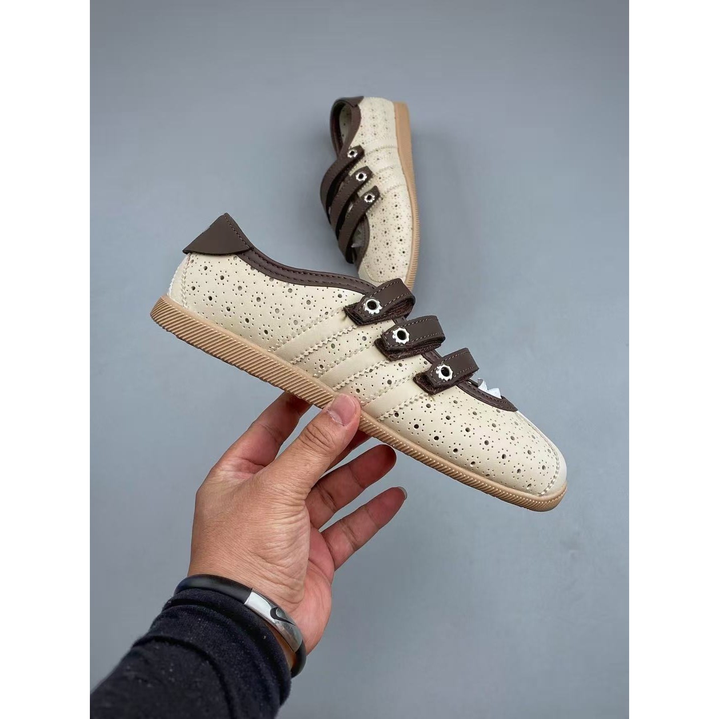 <p>Adidas 玛丽珍鞋(卡其)</p>