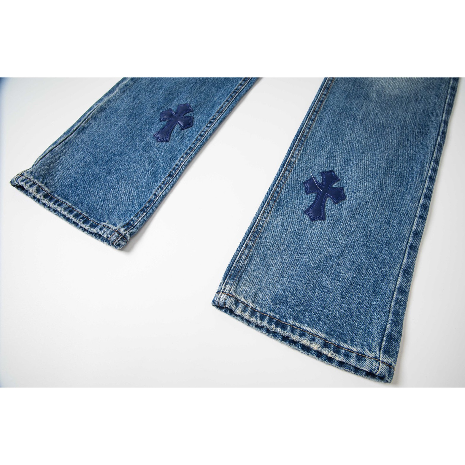 <p>CHROME HEARTS 微喇浅蓝多皮爆款牛仔裤(1796#)</p>