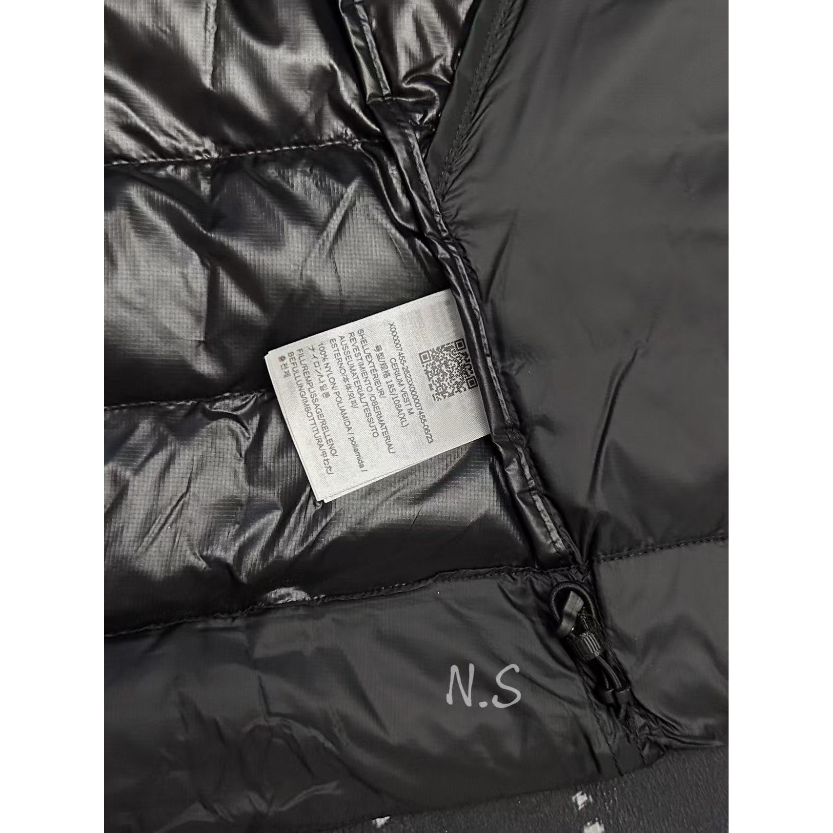 <p>Arc'teryx 立领鹅绒马甲(黑)</p>