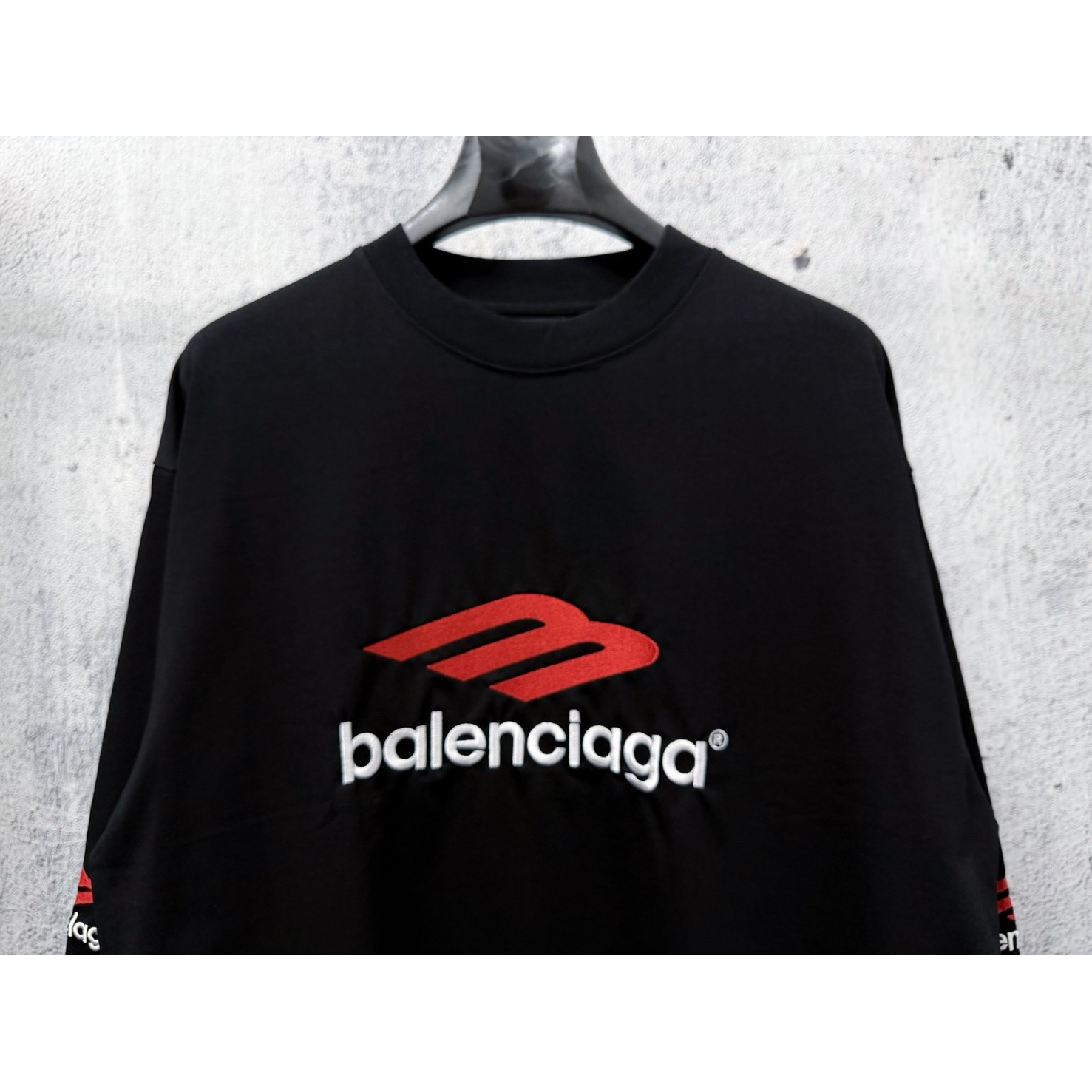 <p>BALENCIAGA Logo刺绣长袖(黑)</p>