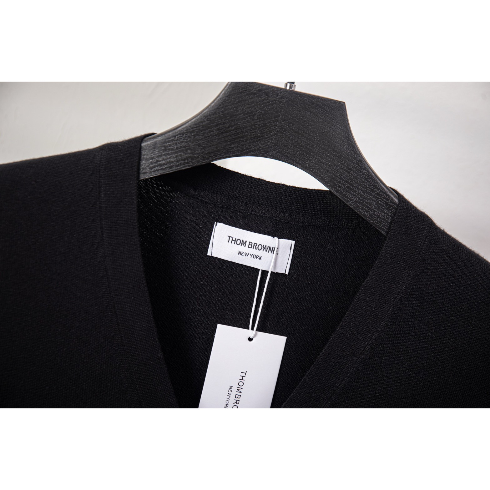 <p>Thom Browne&nbsp;针织开衫外套(黑色DZ17)</p>