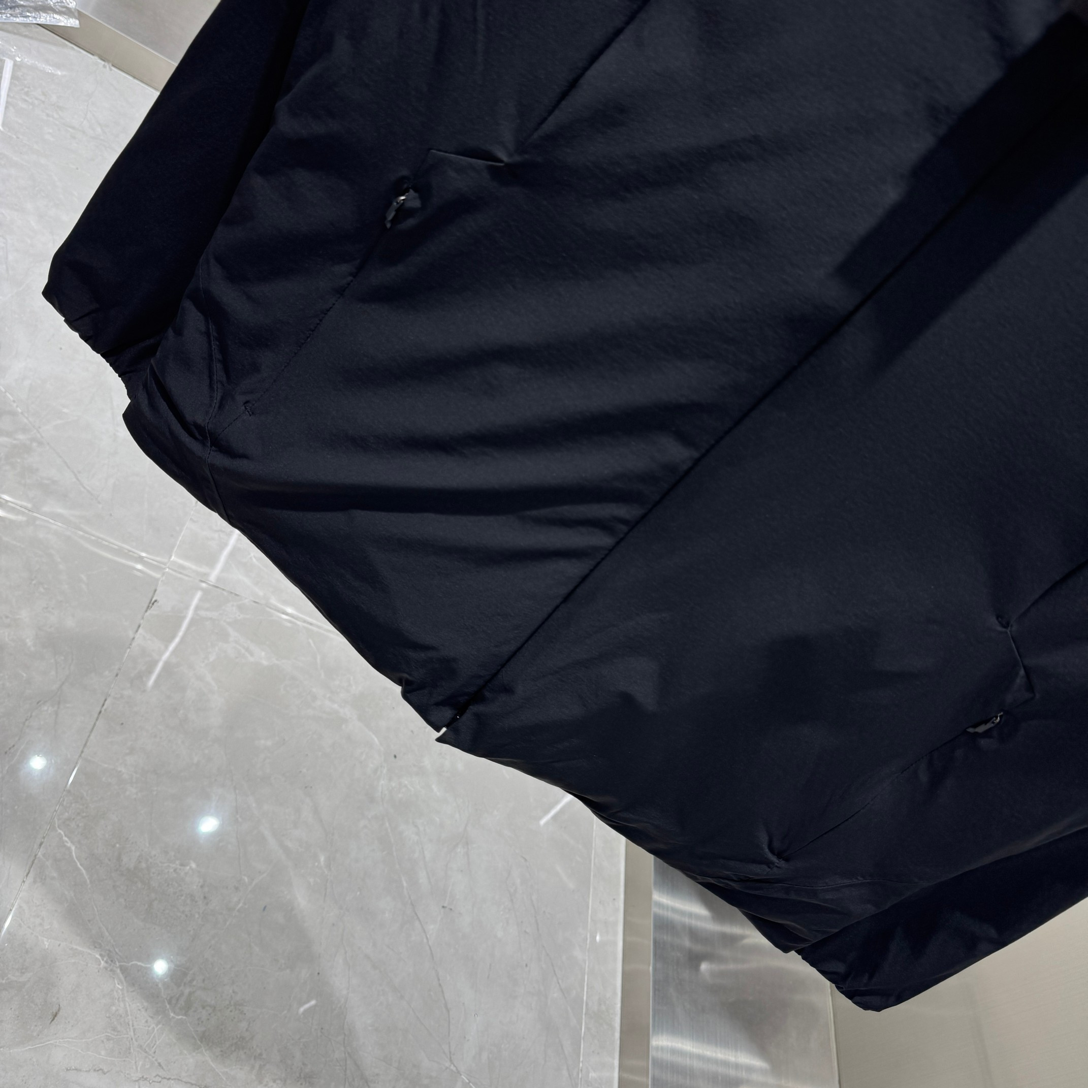 <p>DESCENTE 运动羽绒服(黑)</p>