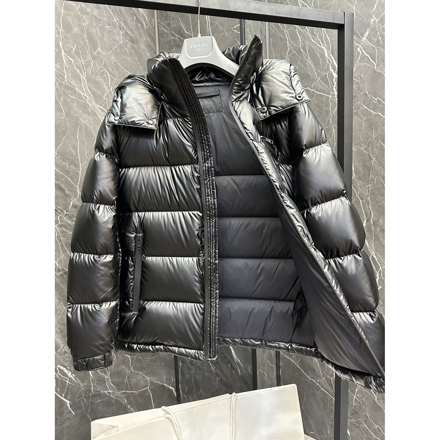 <p>PRADA 新款羽绒服(黑)</p>