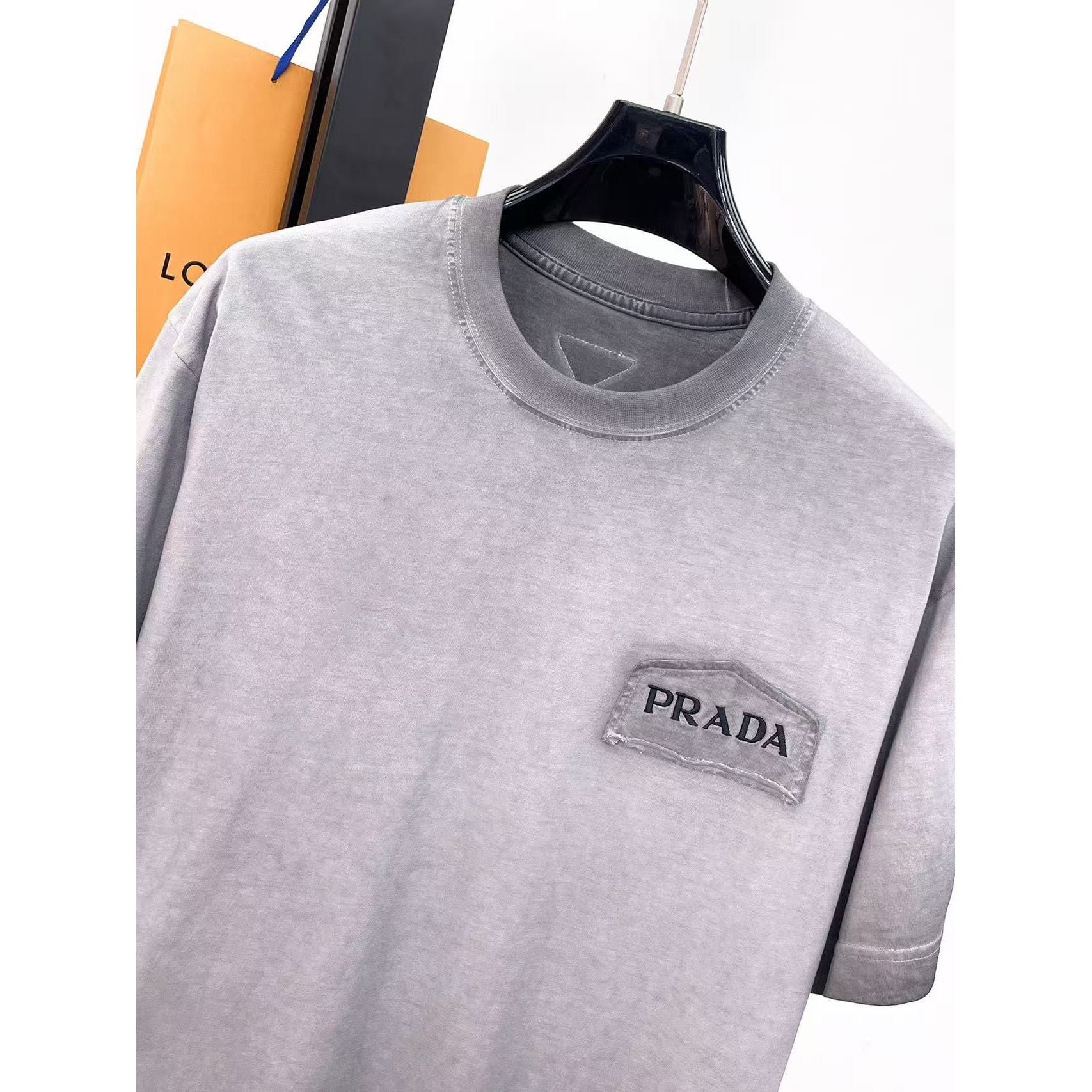 <p>PRADA&nbsp;专柜新款短袖T恤(洗水紫)</p>