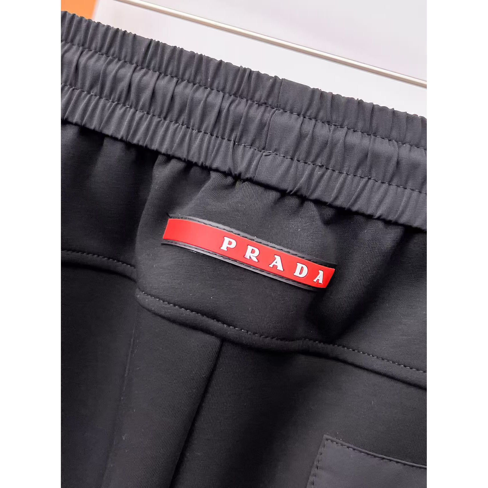 <p>PRADA 专柜新款休闲短裤(黑)</p>