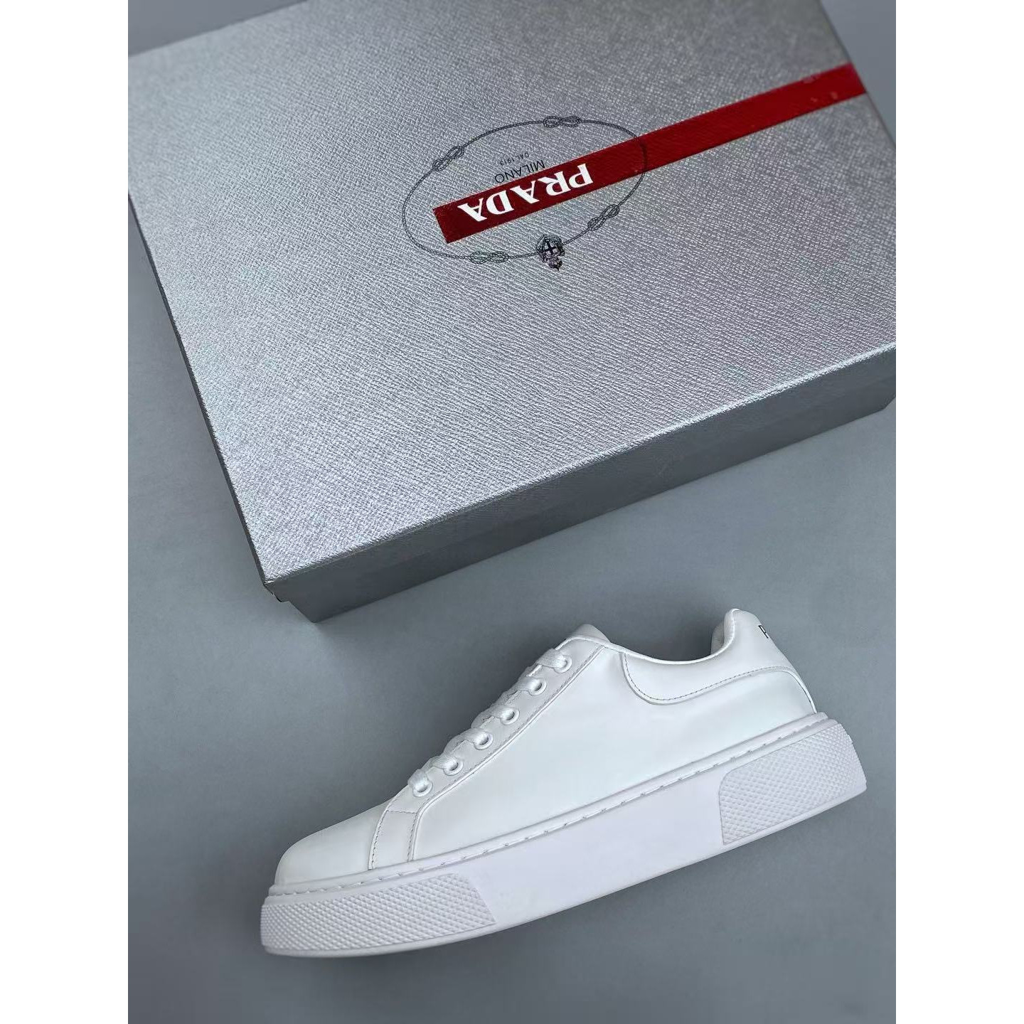 <p>PRADA 休闲小白鞋(白)</p>