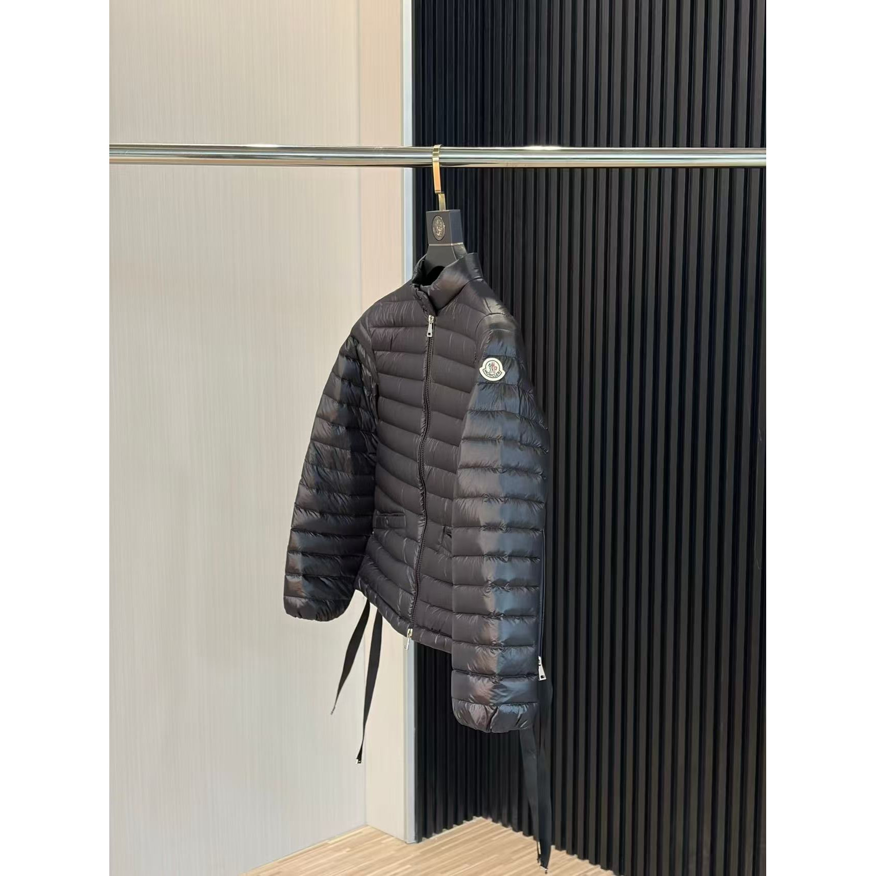 <p>MONCLER Aza系列羽绒服(黑)</p>