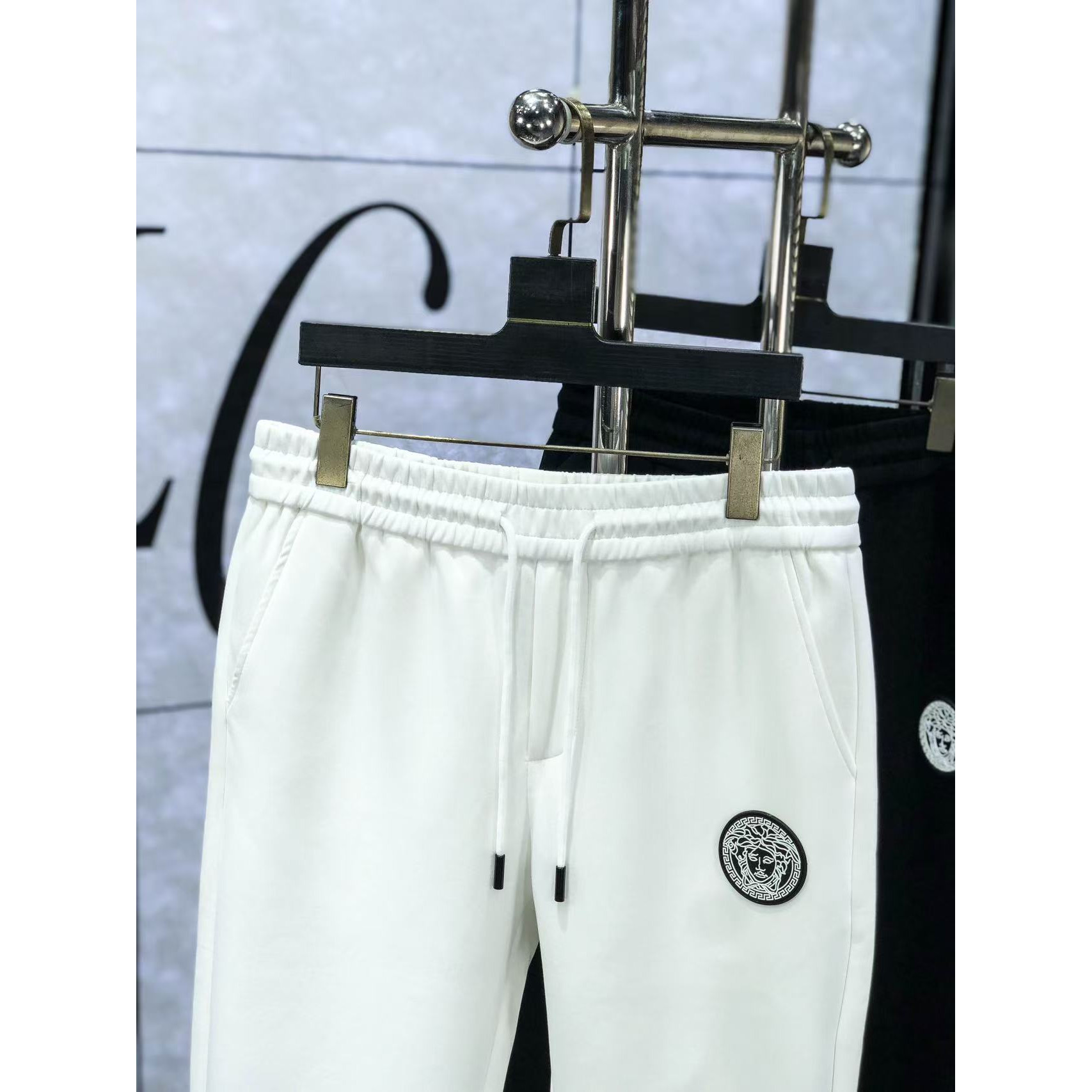 <p>Versace&nbsp;高品质时尚休闲裤(782938)</p>