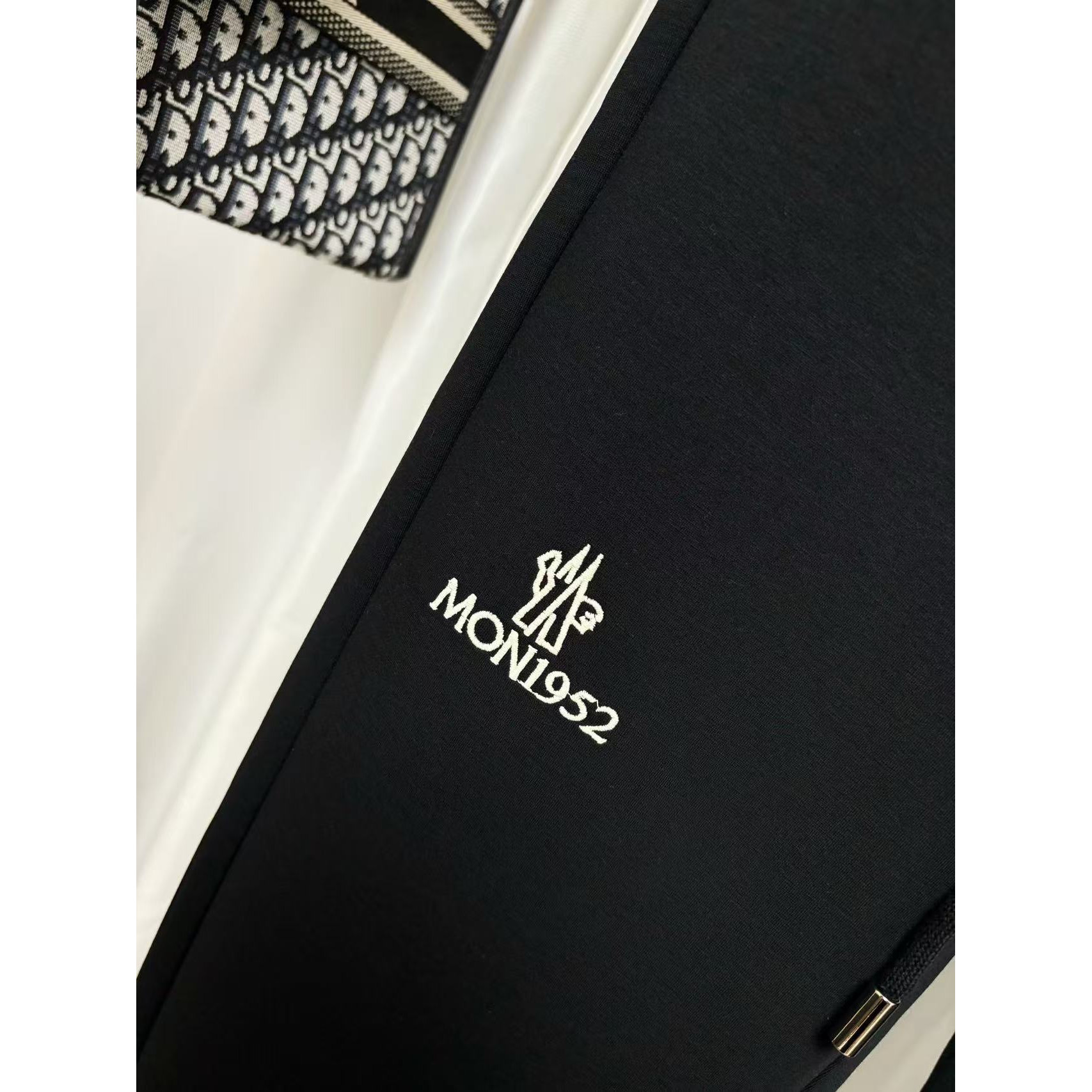 <p>Moncler 休闲长裤(黑)</p>