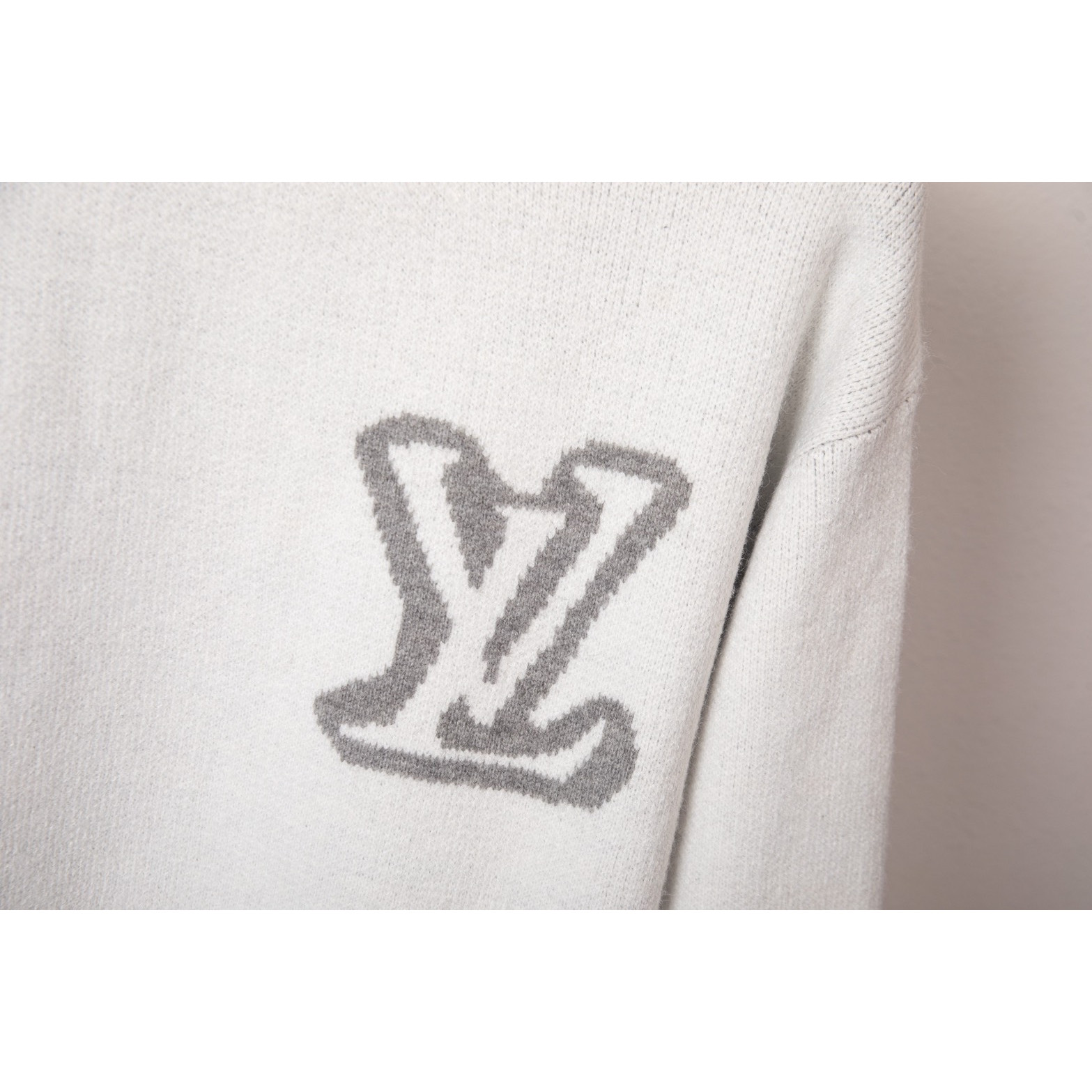 <p>LV 前后大标logo针织毛衣(白DZ38)</p>