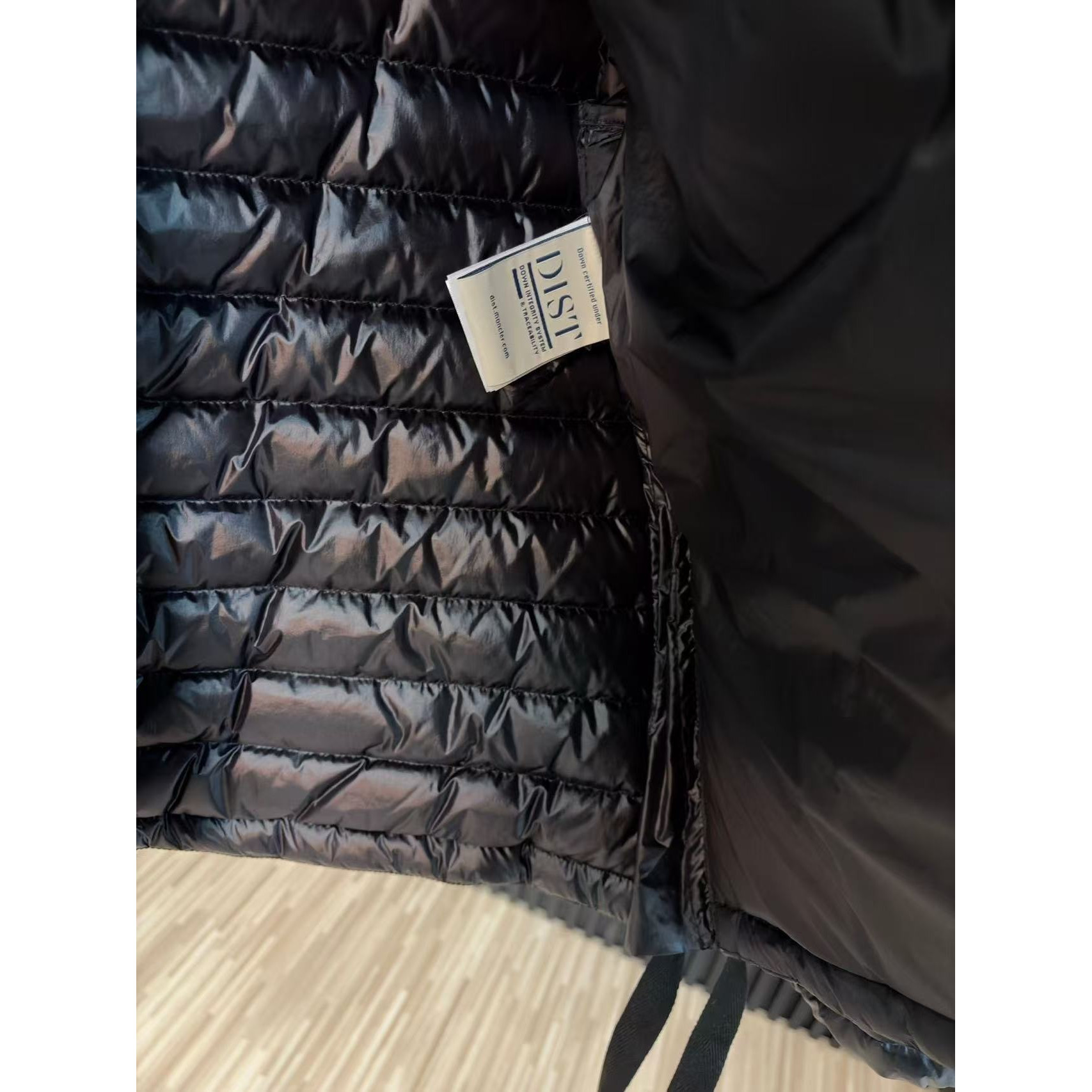 <p>MONCLER Aza系列羽绒服(黑)</p>