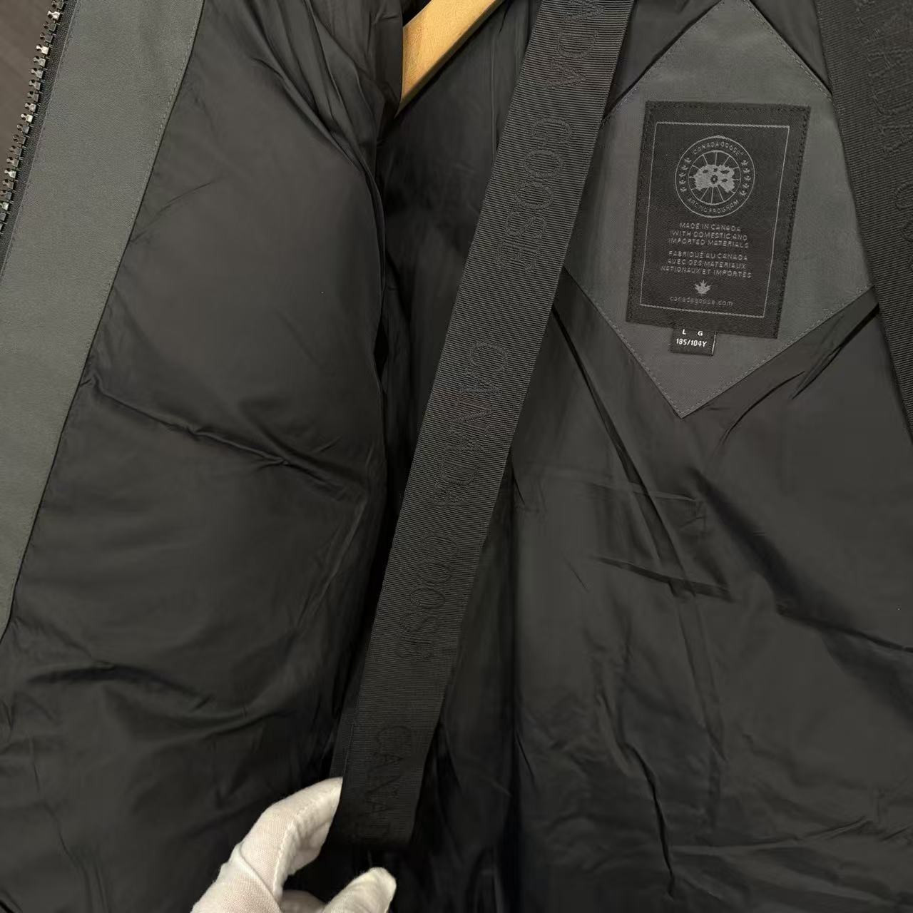 <p>Canada Goose Chelse*派克大衣羽绒服(灰色黑標)</p>