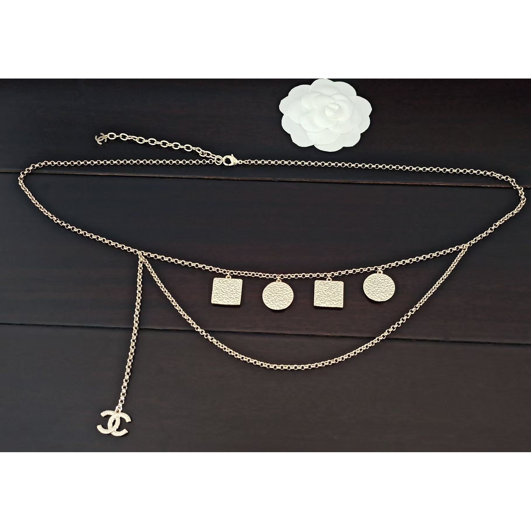 <p>CHANEL&nbsp;蓝色黑色coco字母腰链</p>
