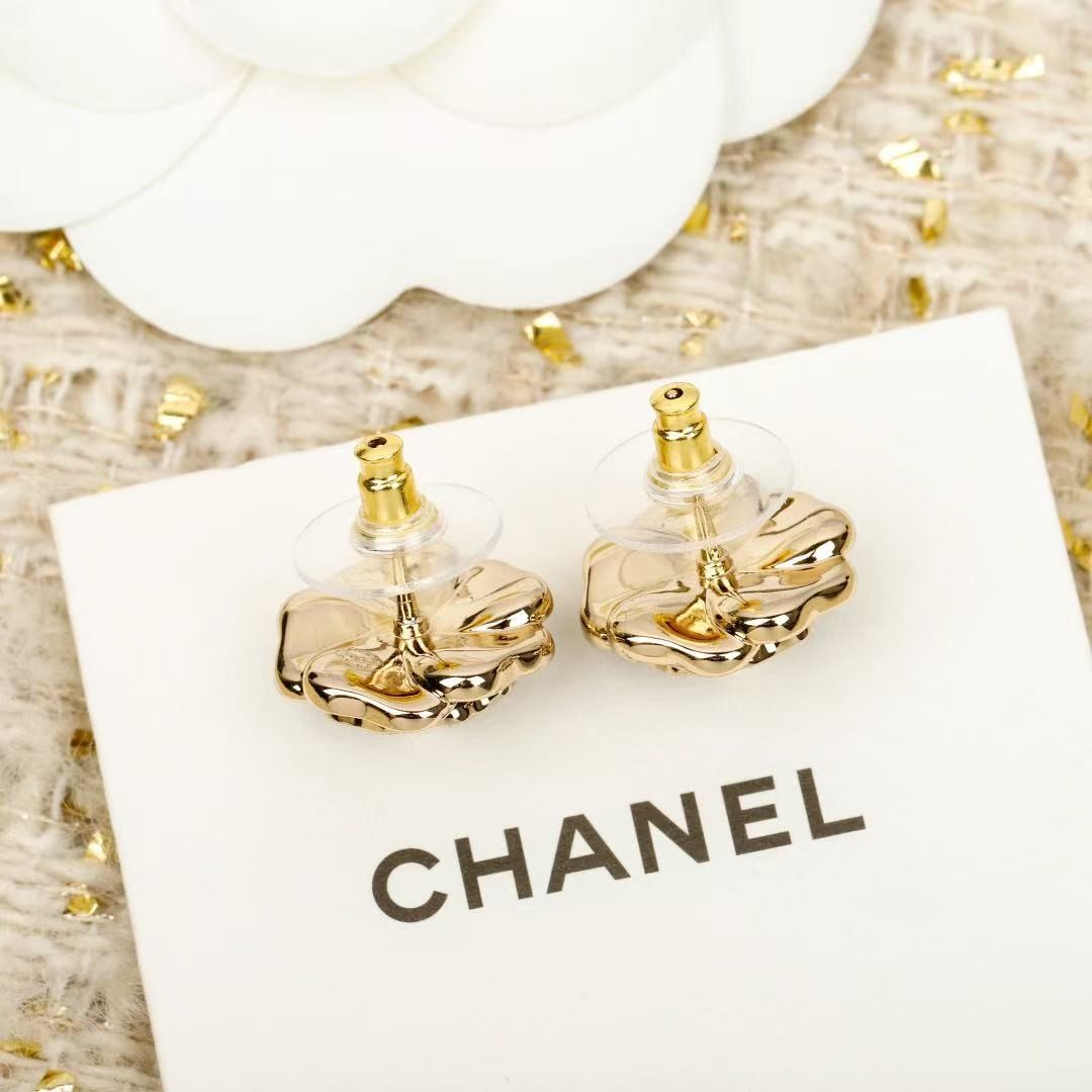 <p>CHANEL 山茶花双c耳钉</p>