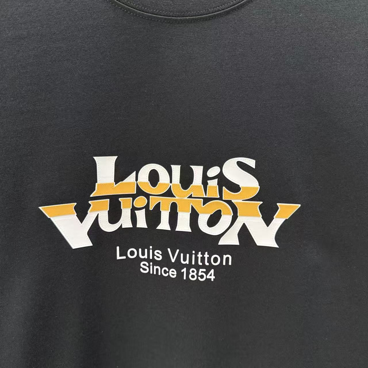 <p>LV 短袖T恤 (厚板)(黑)</p>