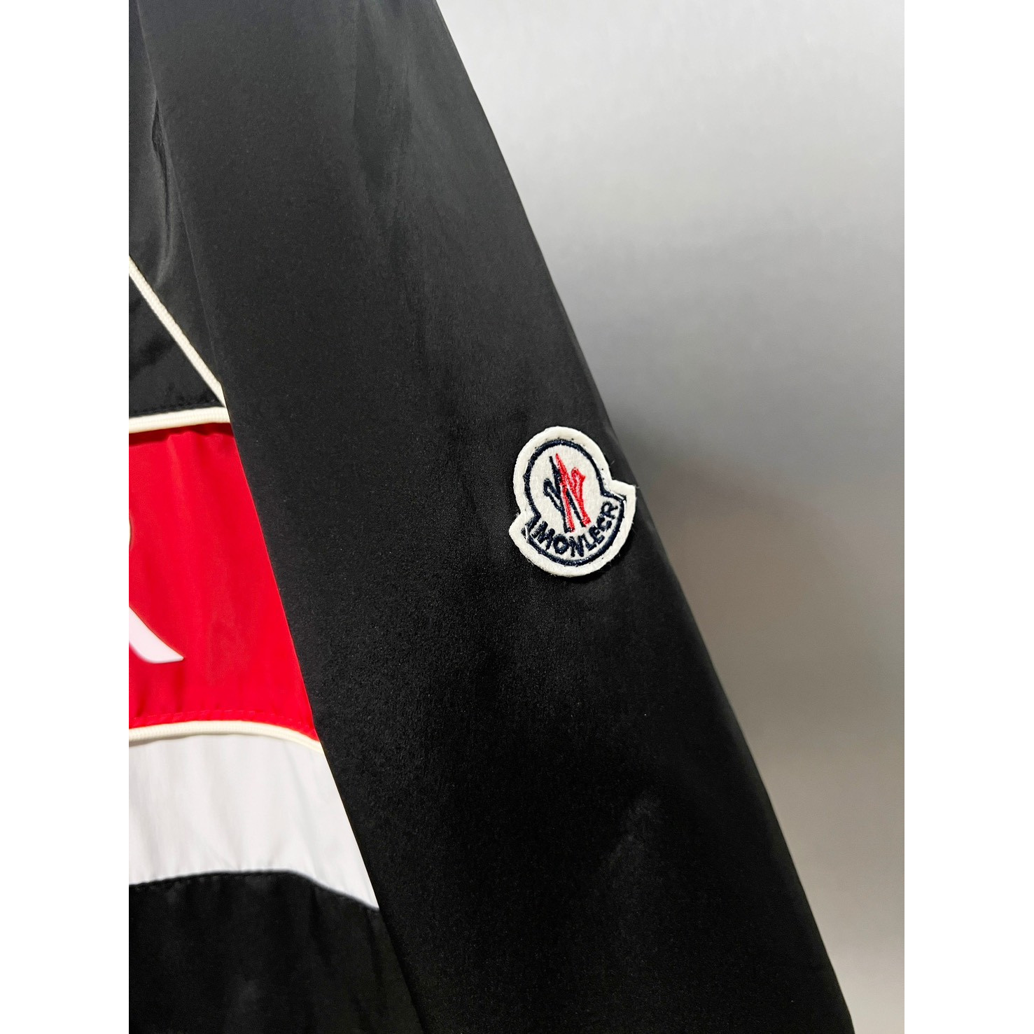 <p>MONCLER&nbsp;夹克外套(黑)</p>