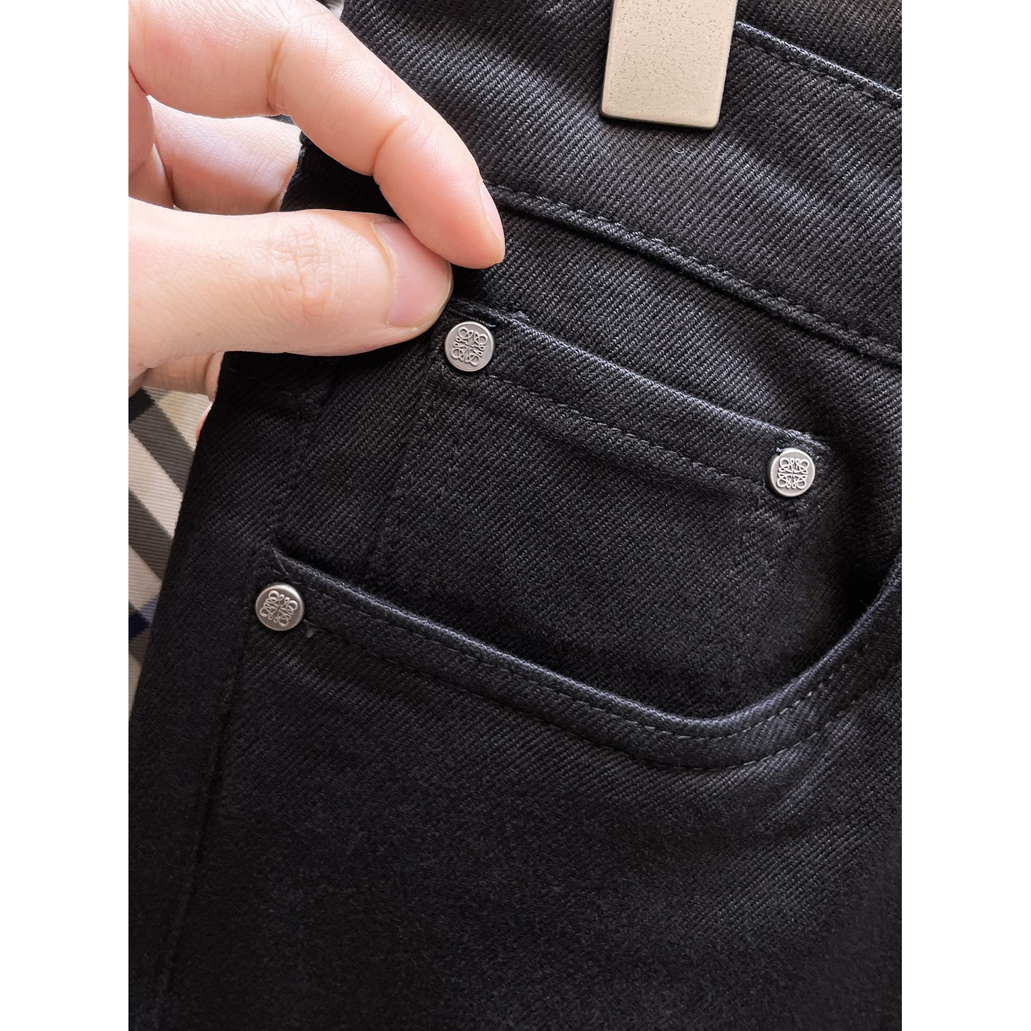 <p>LOEWE&nbsp;高端牛仔裤(黑)</p>