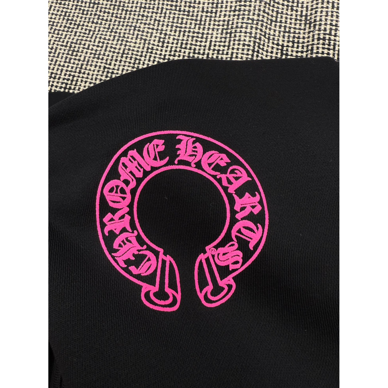 <p>Chrome Hearts 马蹄花纹手臂连帽拉链卫衣(黑底紫梵文)</p>