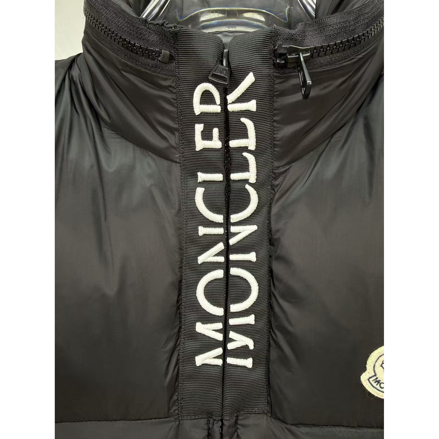 <p>Moncler 男士Semeru马甲背心(黑)</p>
