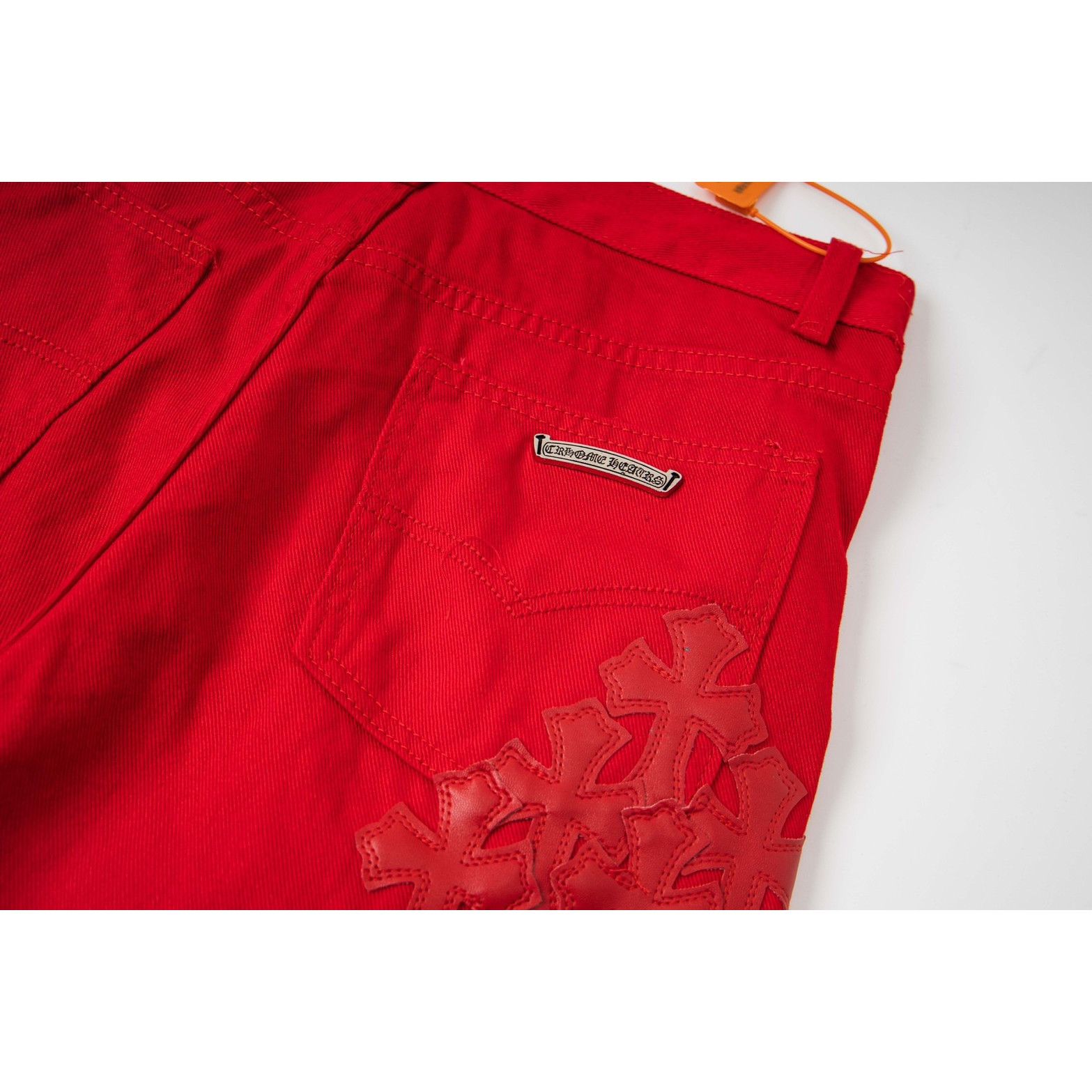 <p>CHROME HEARTS 多巴胺中国红十字架贴皮水洗牛仔裤(1789)</p>