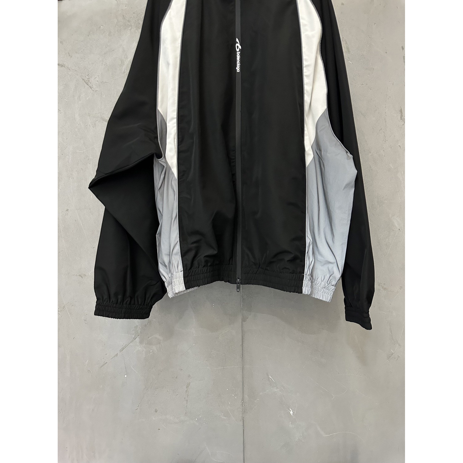 <p>Balenciaga BODIES拼色休闲运动冲锋衣外套</p>