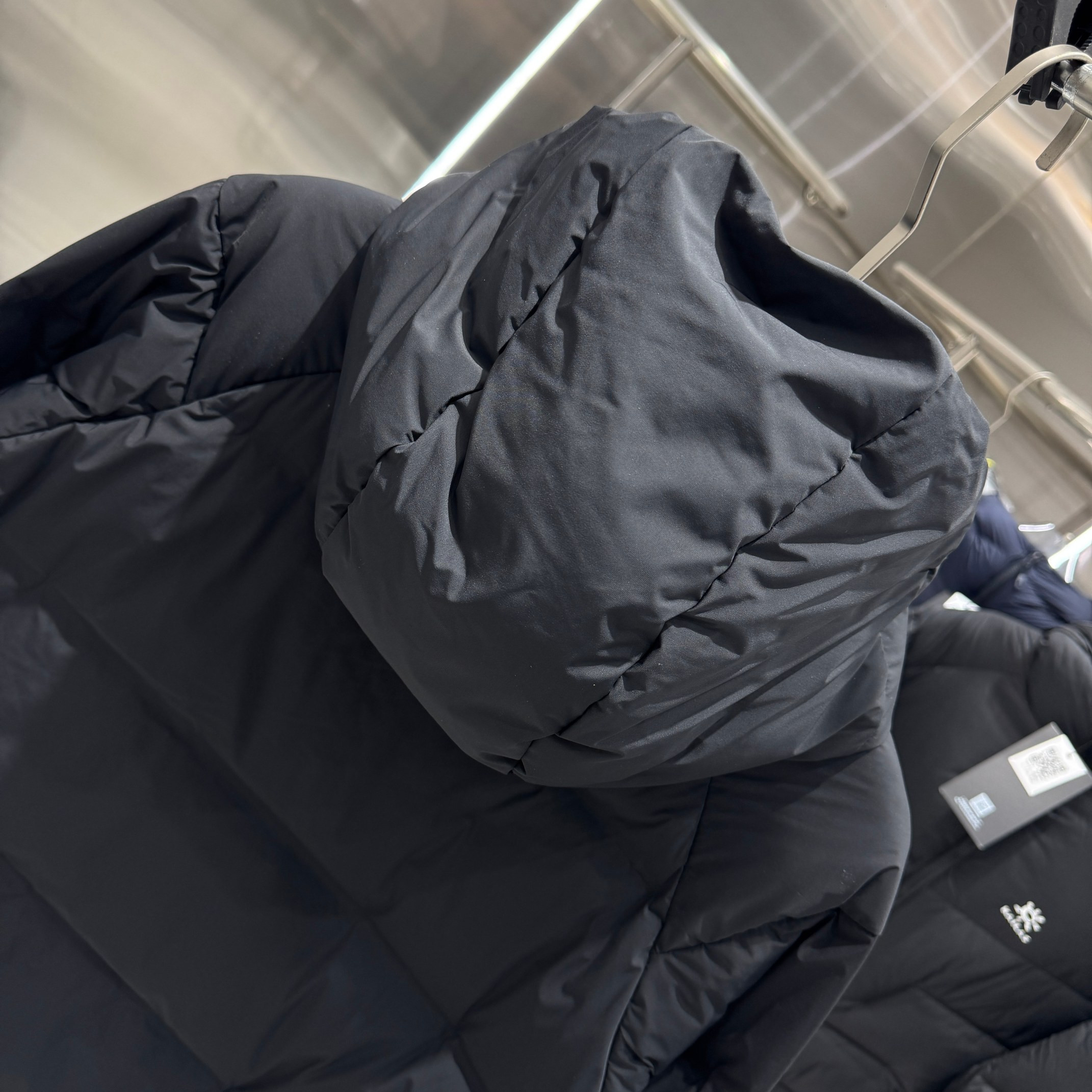 <p>DESCENTE 运动羽绒服(黑)</p>