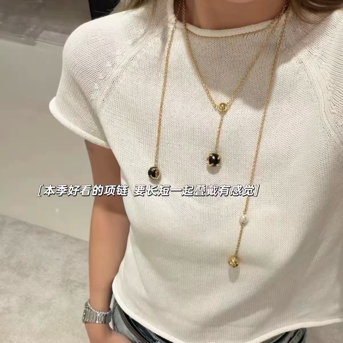 <p>CHANEL 抱珠吊金珠毛衣链</p>