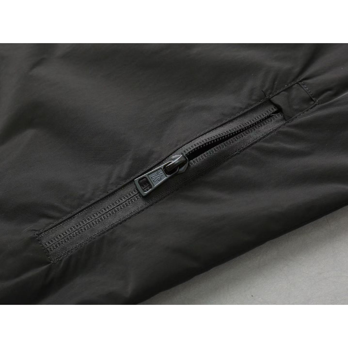<p>MONCLER&nbsp;男士夹克外套(黑)</p>