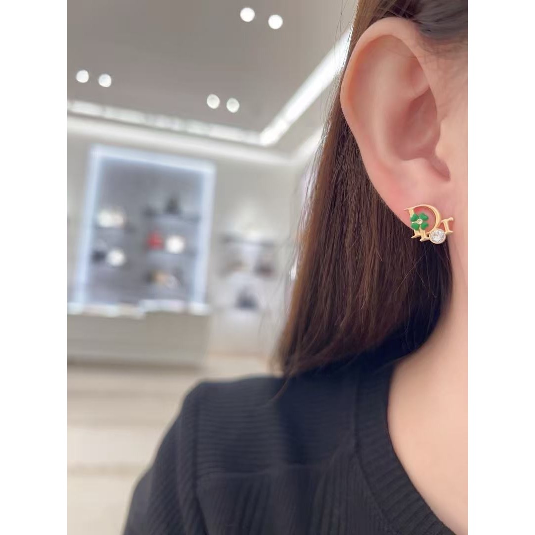 <p>DIOR 花卉字母耳钉</p>