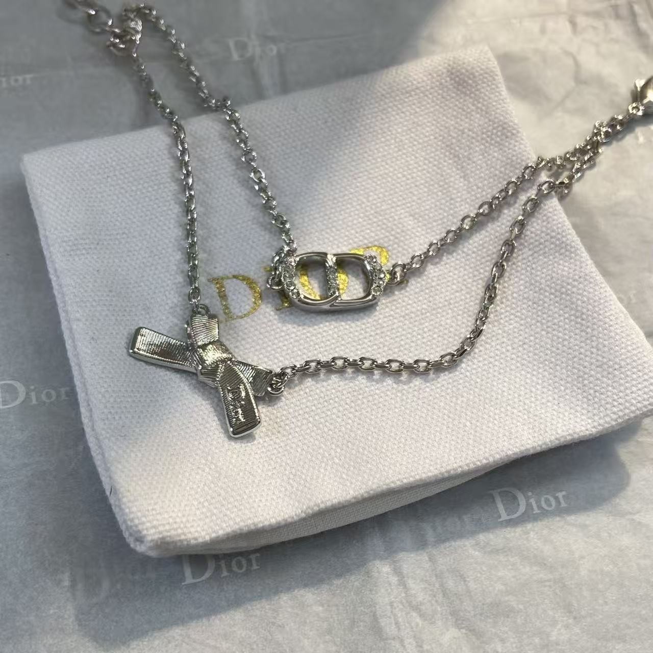 <p>DIOR 蝴蝶结CD手链</p>