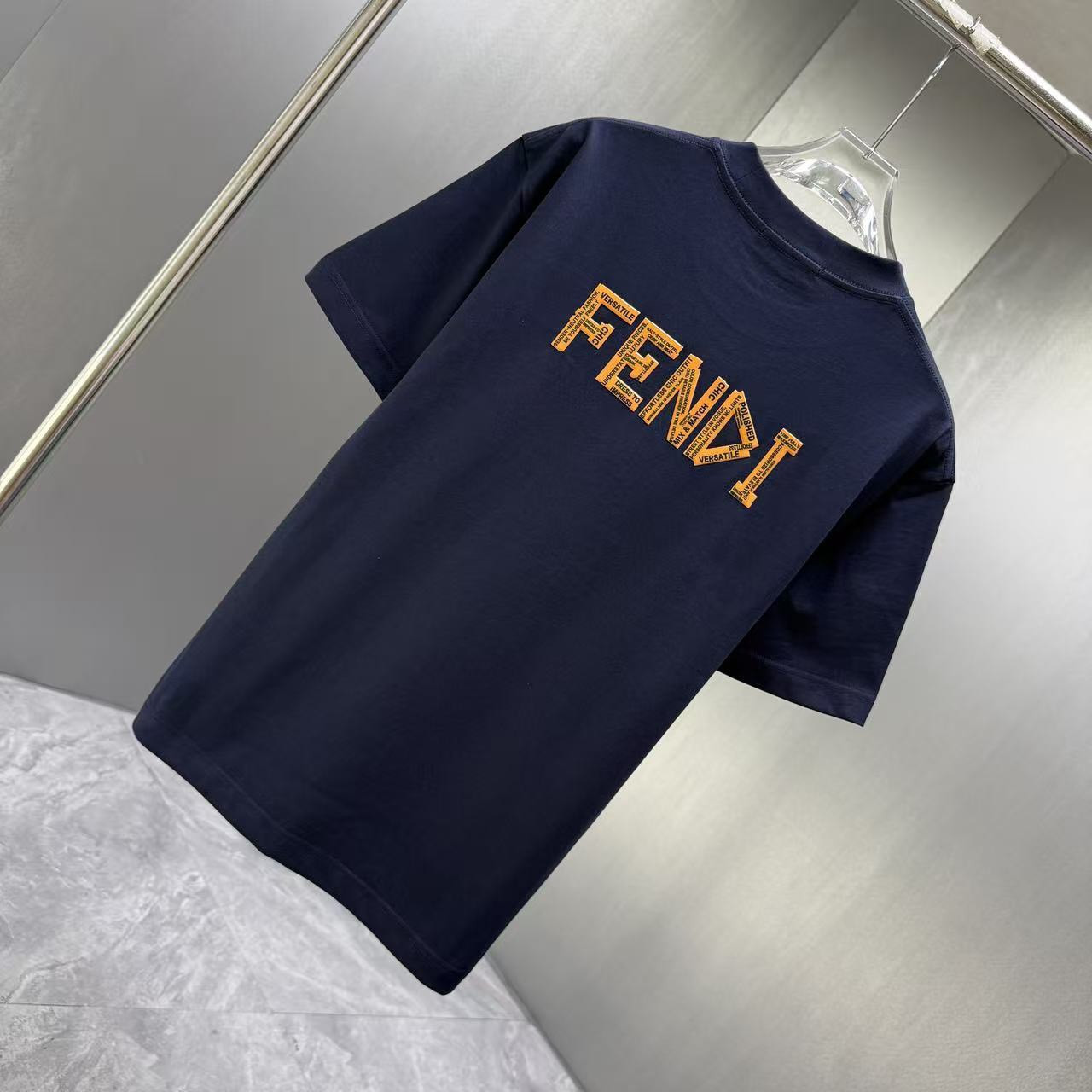 <p>FENDI 短袖T恤(深藍)</p>