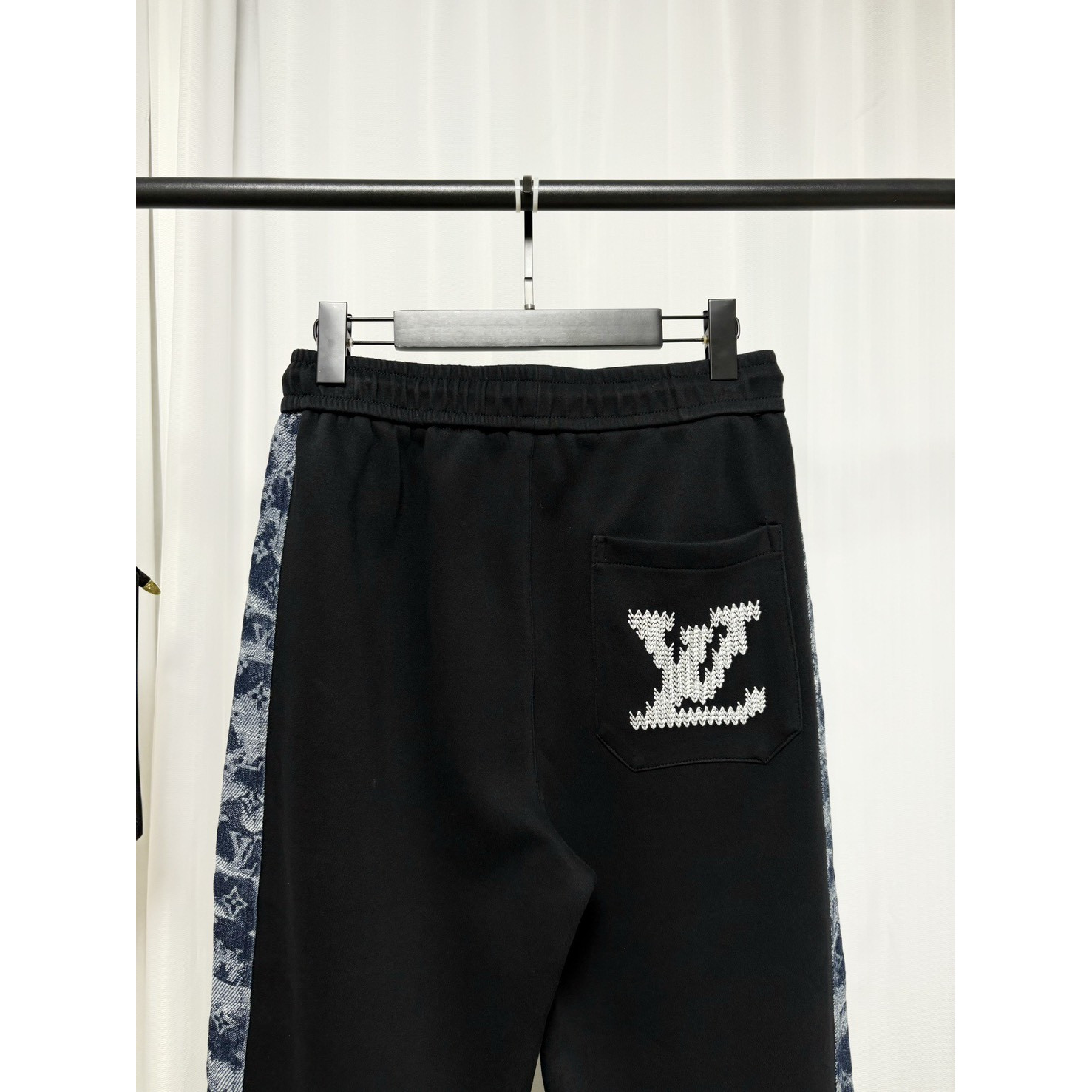 <p>LV 牛仔拼接卫裤(黑)</p>