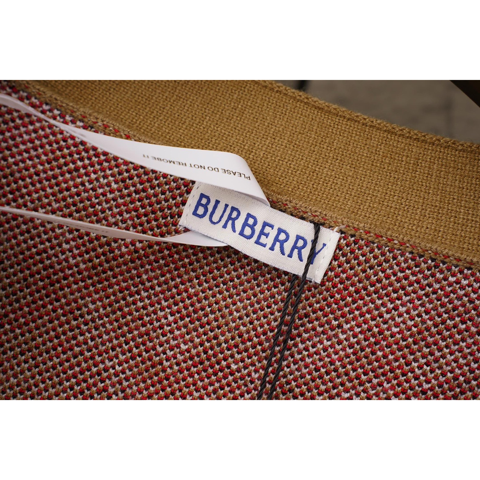 <p>BURBERRY 开衫毛衣(X28)</p>