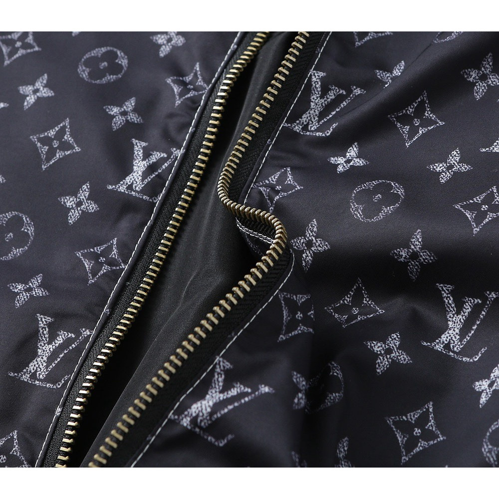 <p>LV 新款男士夹克外套</p>