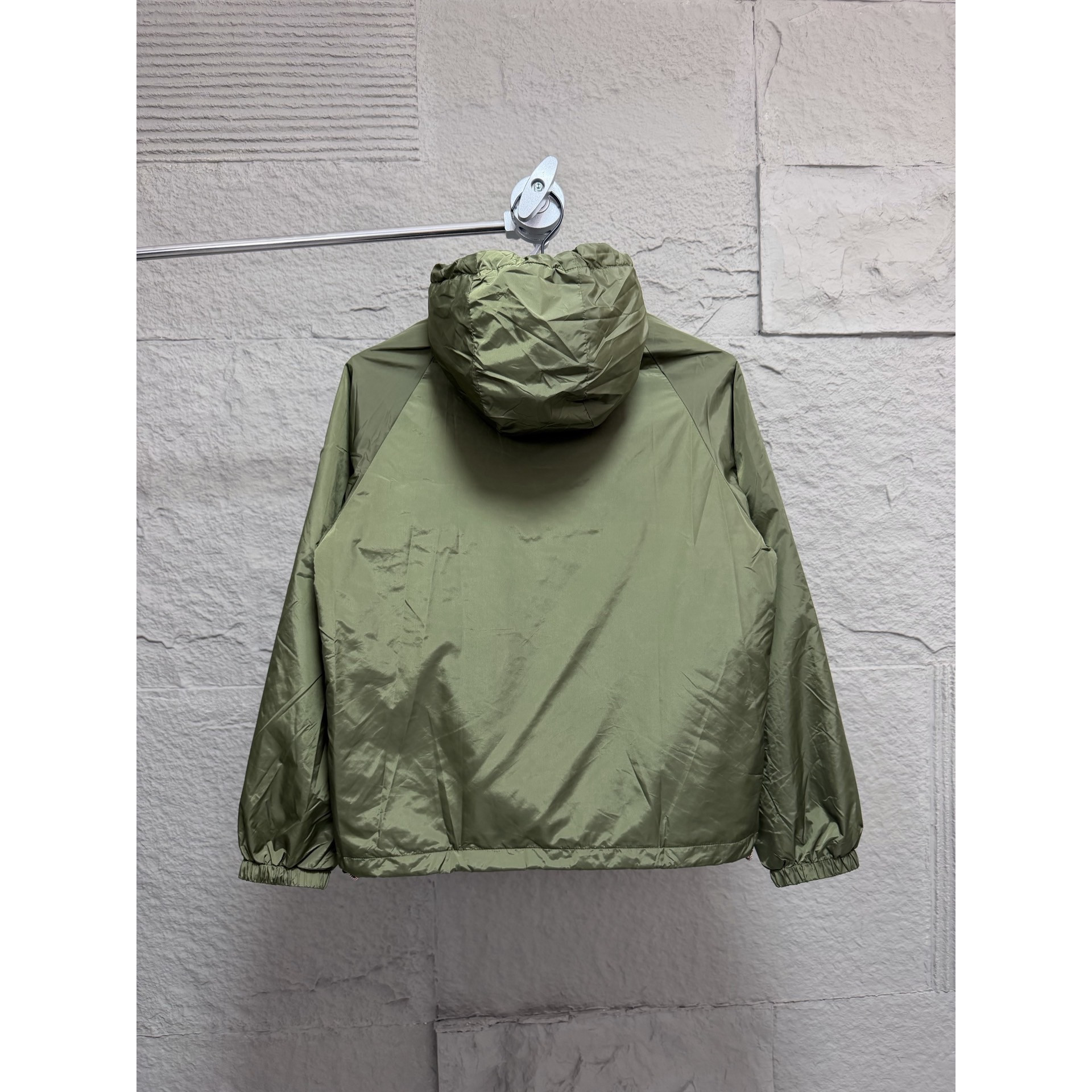 <p>Burberry 硅胶印章尼龙连帽外套(雙面穿)</p>