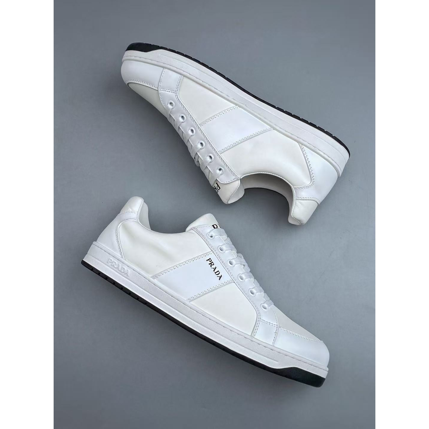 <p>PRADA 运动休闲男鞋(白)</p>